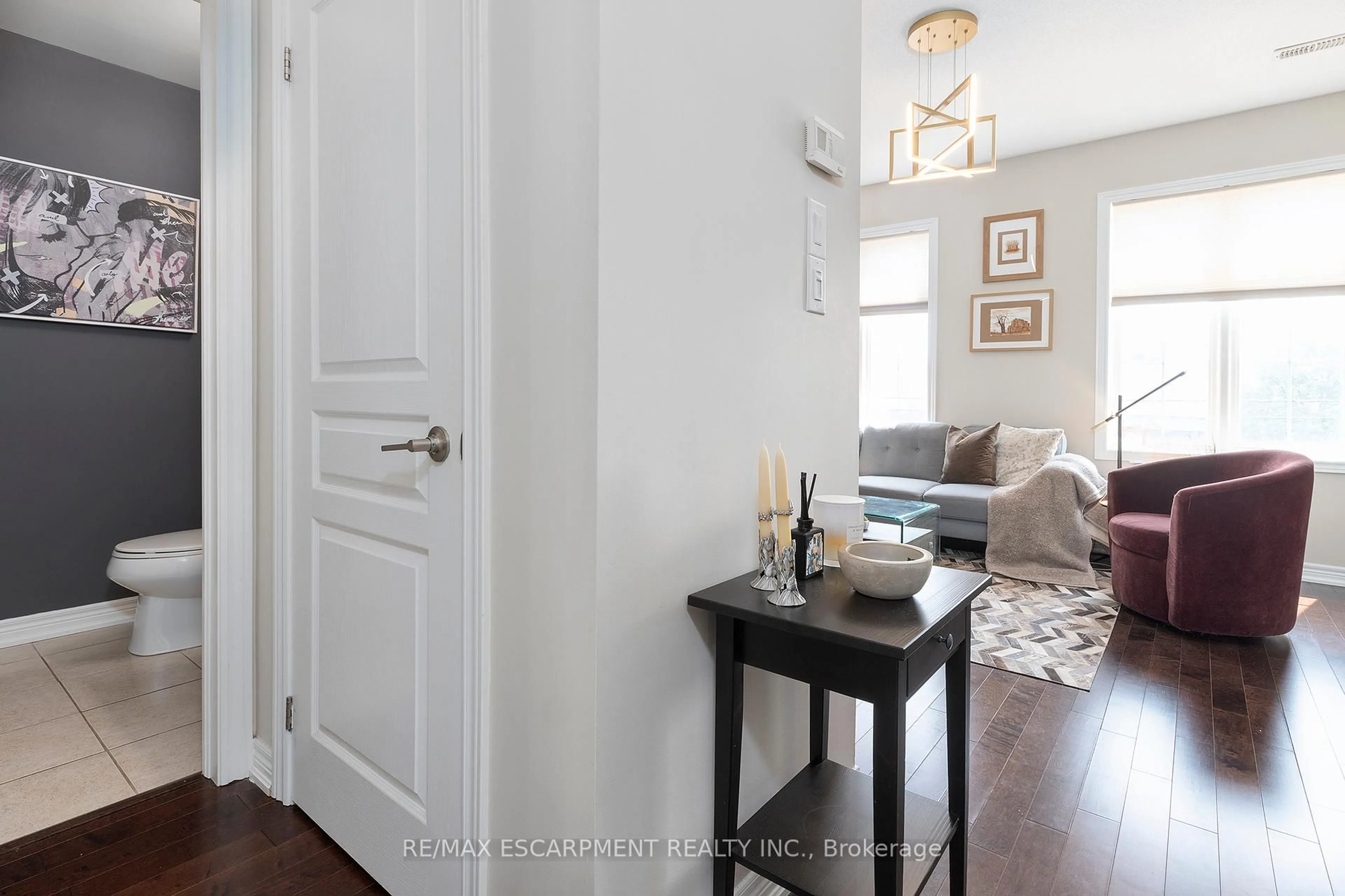 Indoor entryway for 1401 Plains Rd #26, Burlington Ontario L7R 3P8