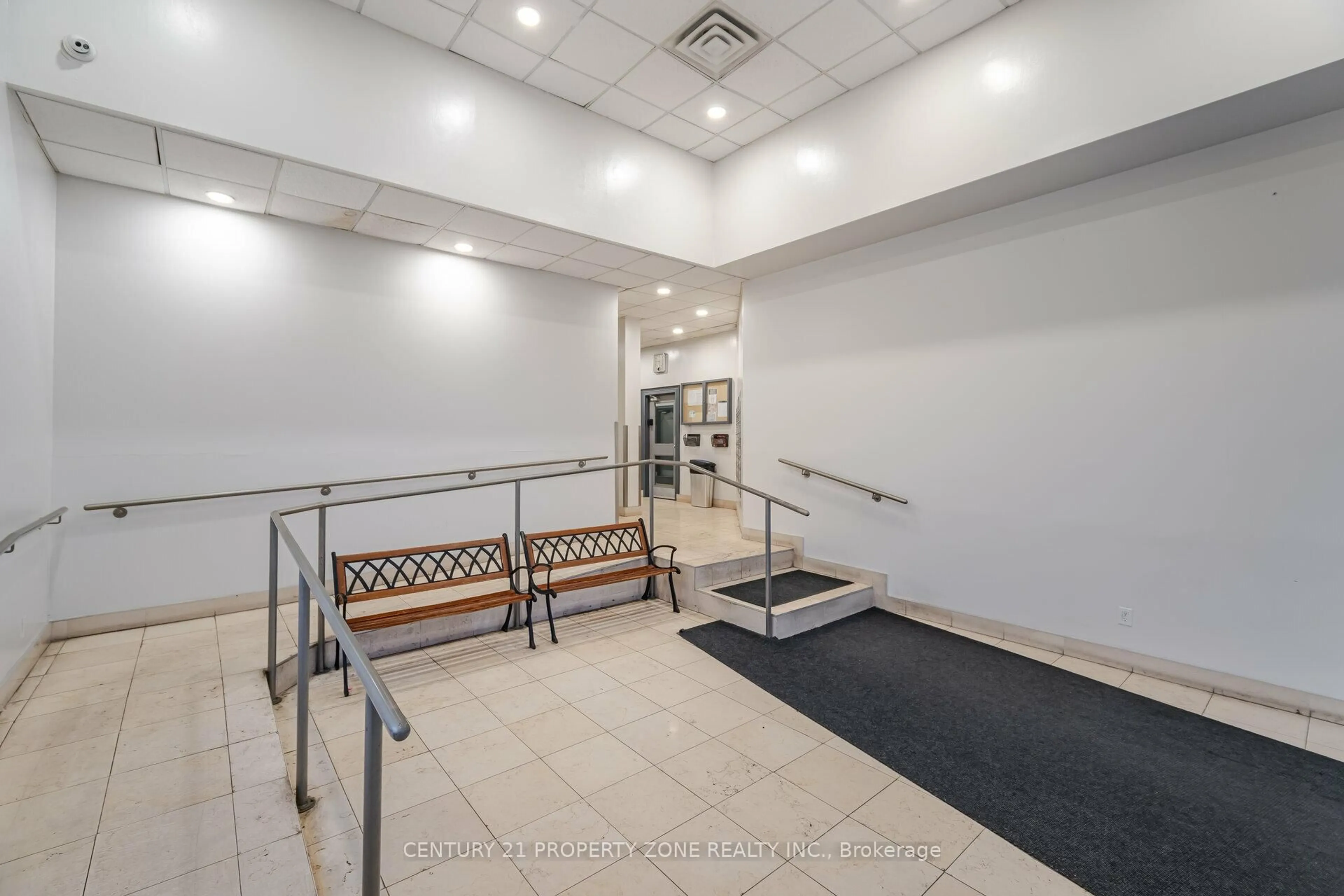 Indoor foyer for 25 Agnes St #1102, Mississauga Ontario L5B 3X7