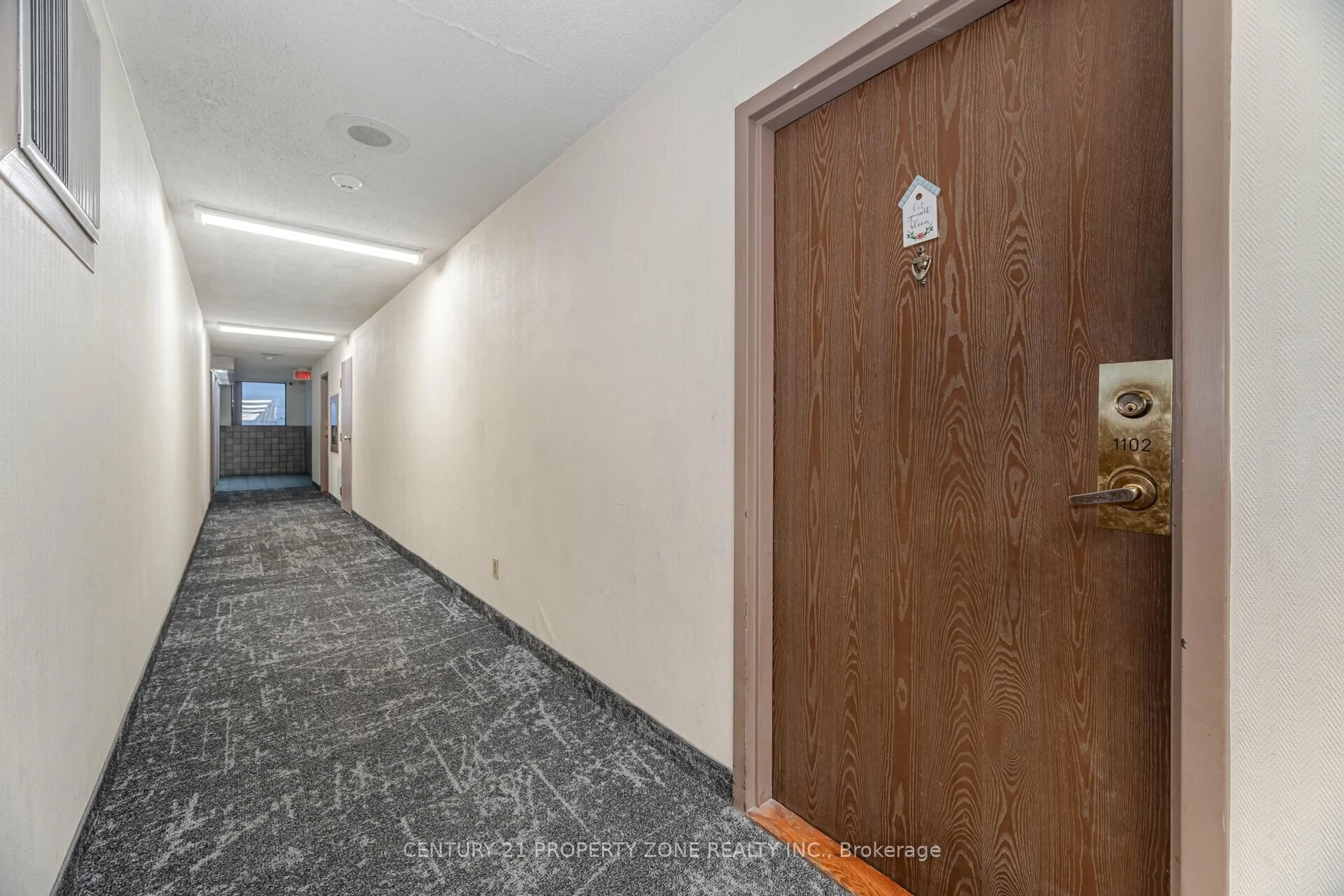 Indoor foyer for 25 Agnes St #1102, Mississauga Ontario L5B 3X7