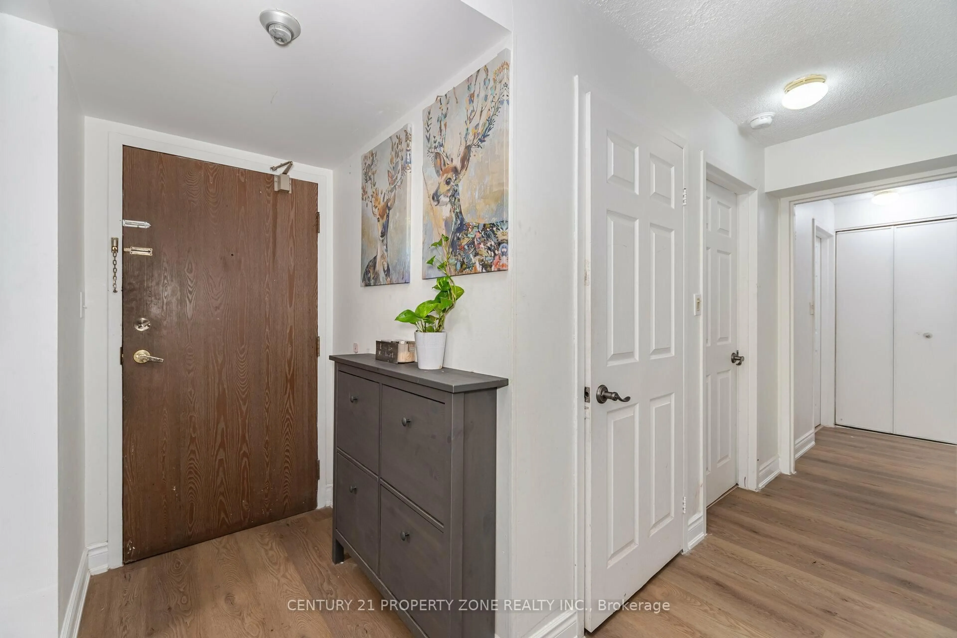 Indoor entryway for 25 Agnes St #1102, Mississauga Ontario L5B 3X7