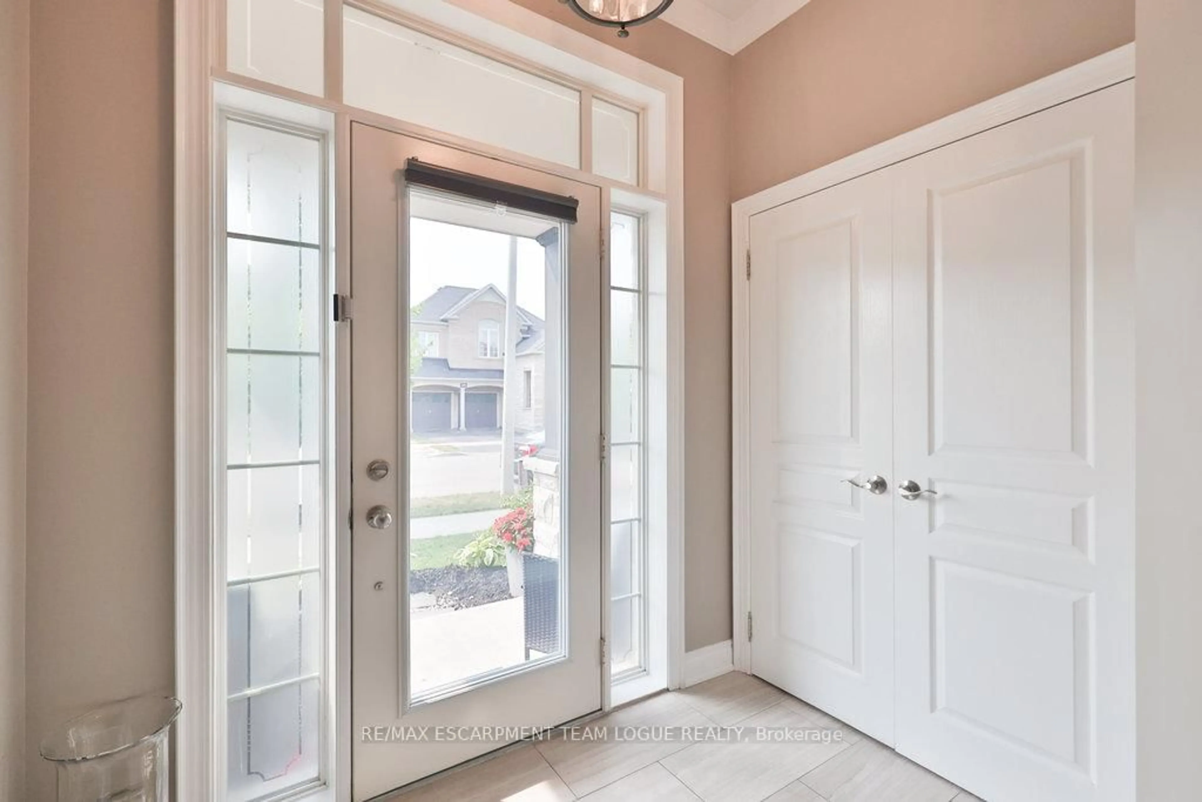 Indoor entryway for 4272 VIVALDI Rd, Burlington Ontario L7M 0N5