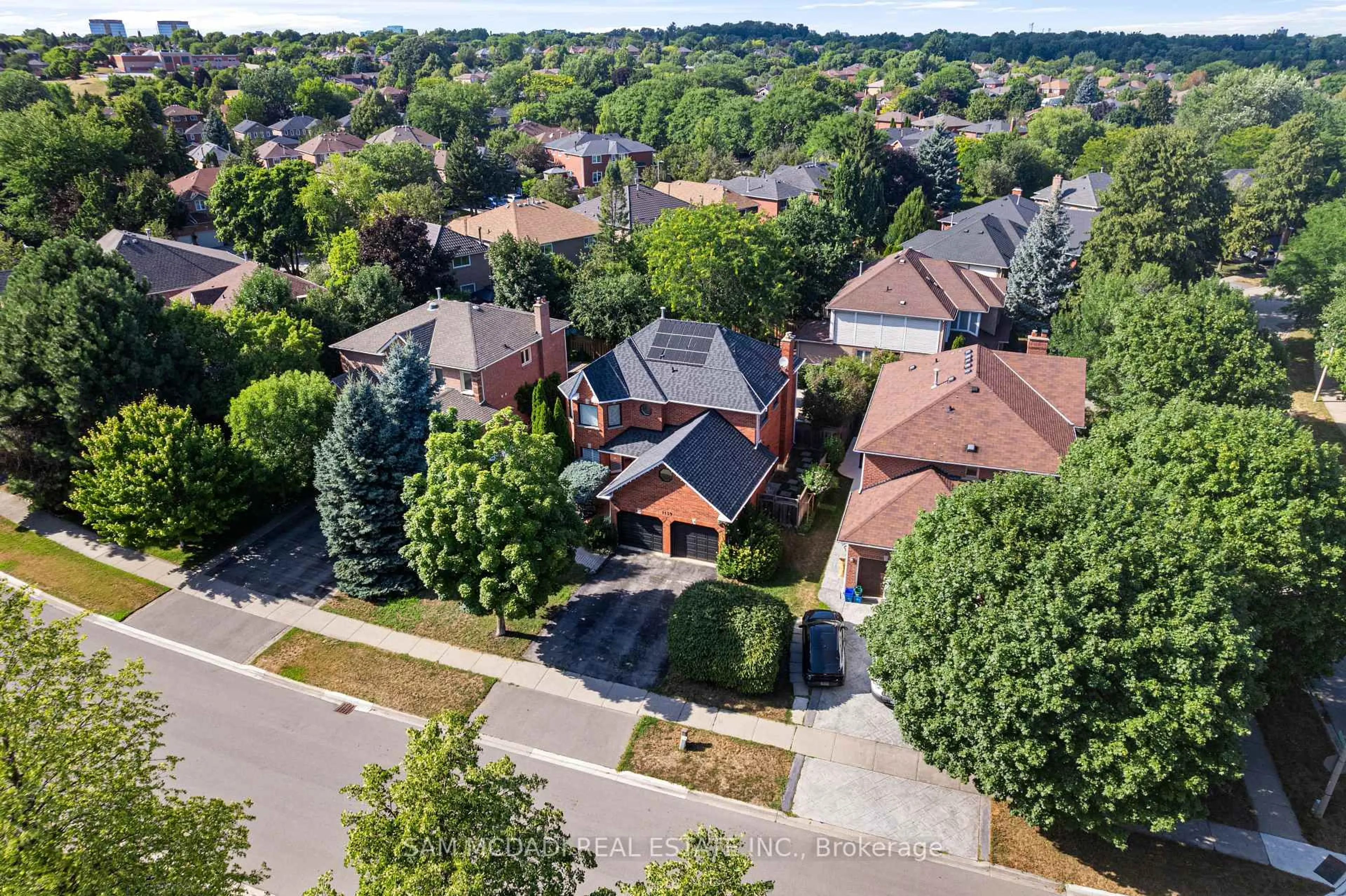A pic from outside/outdoor area/front of a property/back of a property/a pic from drone, street for 1139 Gable Dr, Oakville Ontario L6J 7P2