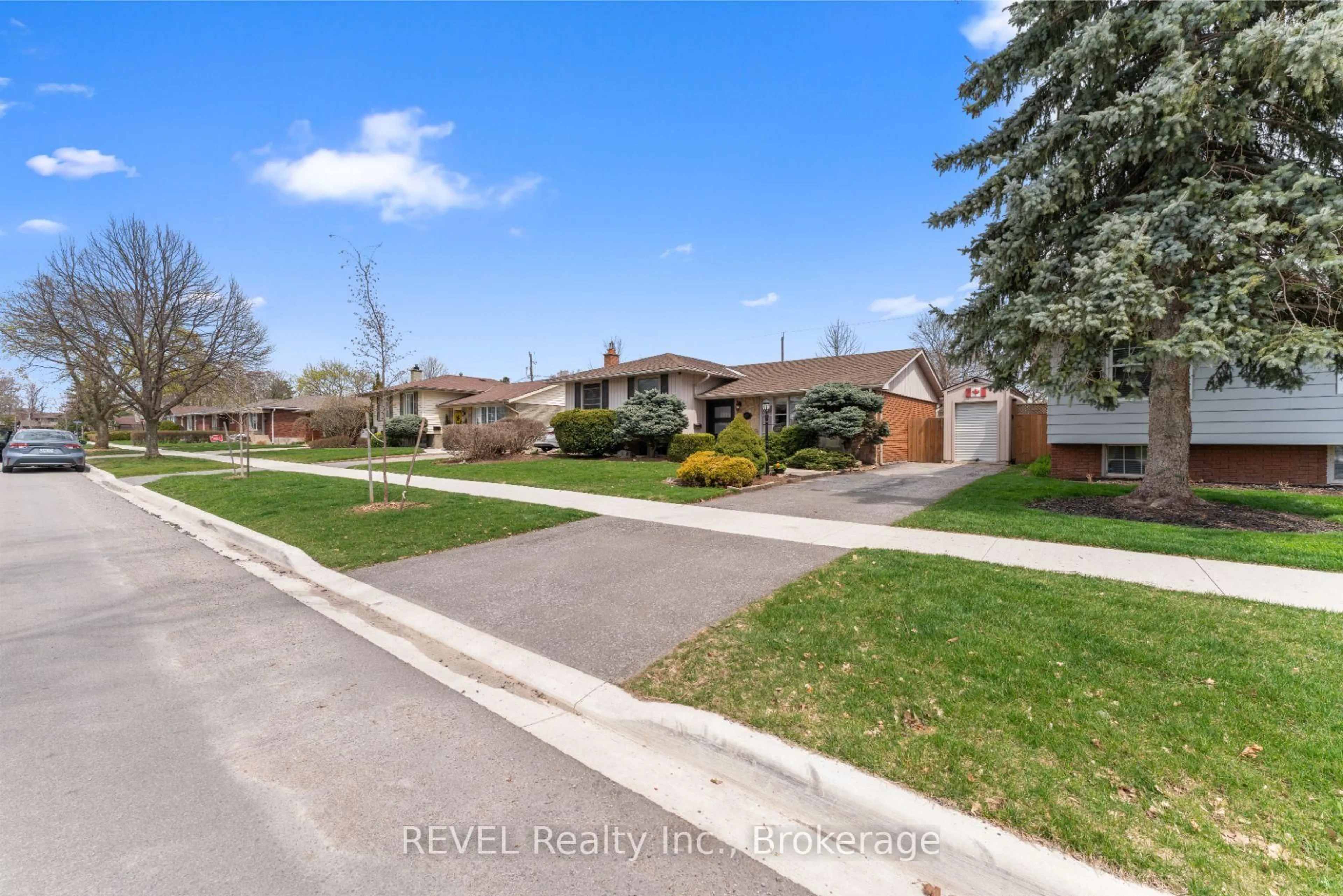 A pic from outside/outdoor area/front of a property/back of a property/a pic from drone, street for 637 Thornwood Ave, Burlington Ontario L7N 3B9