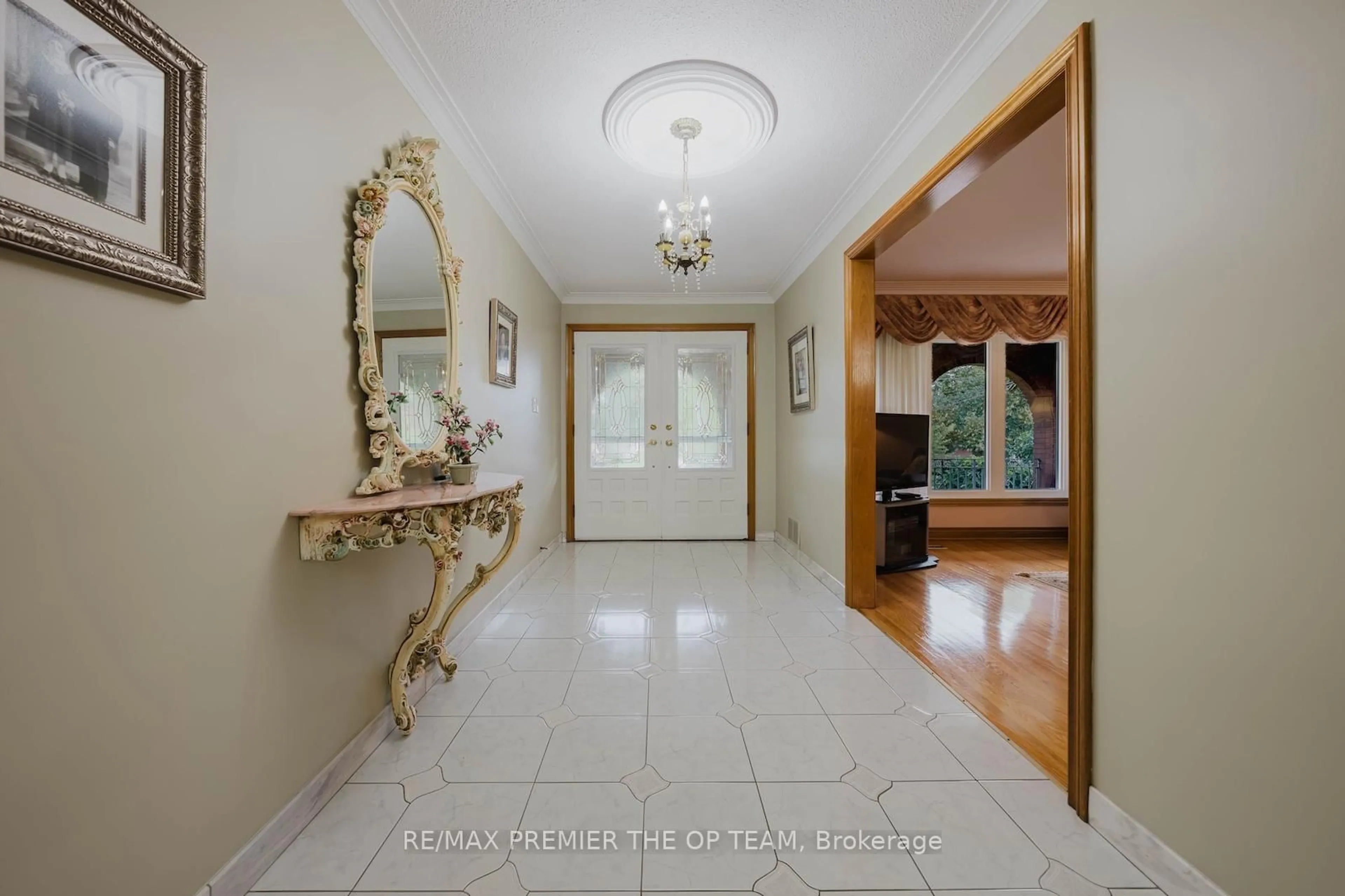 Indoor foyer for 142 Gracefield Ave, Toronto Ontario M6L 1L1