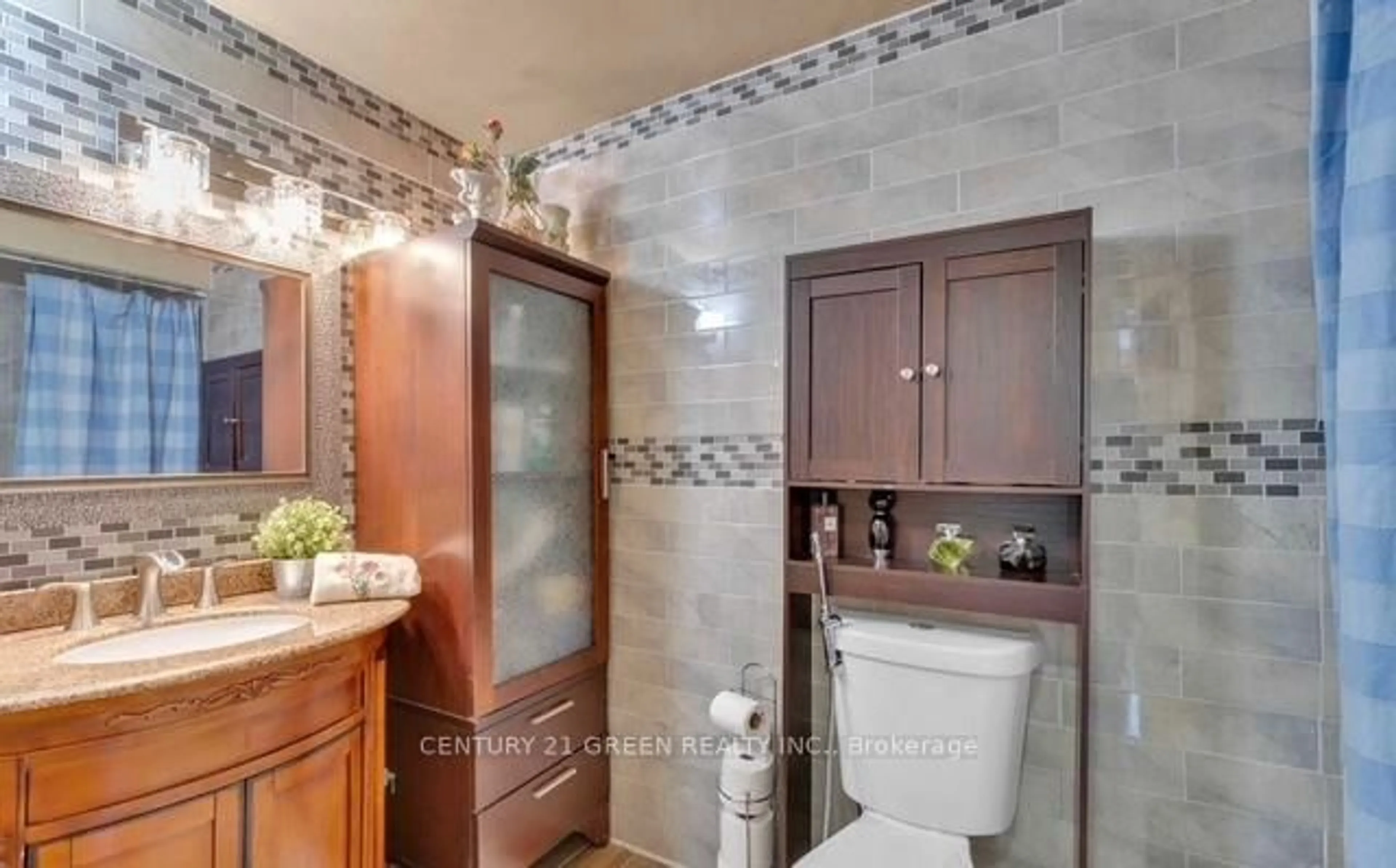 Contemporary bathroom, ceramic/tile floor for 7179 Delmonte Cres, Mississauga Ontario L4T 3L4