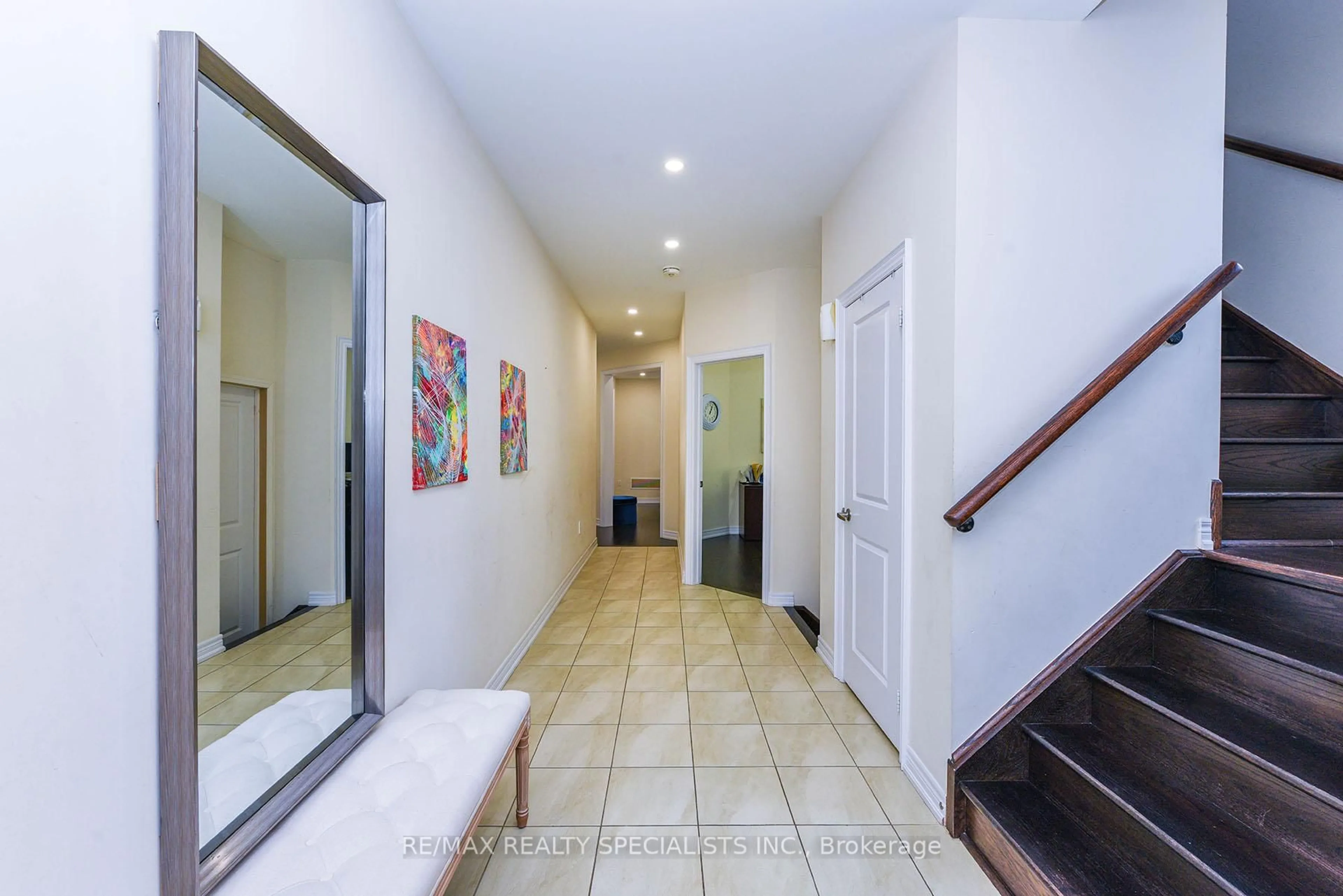 Indoor foyer for 27 Glacier Rd, Brampton Ontario L6X 5N1