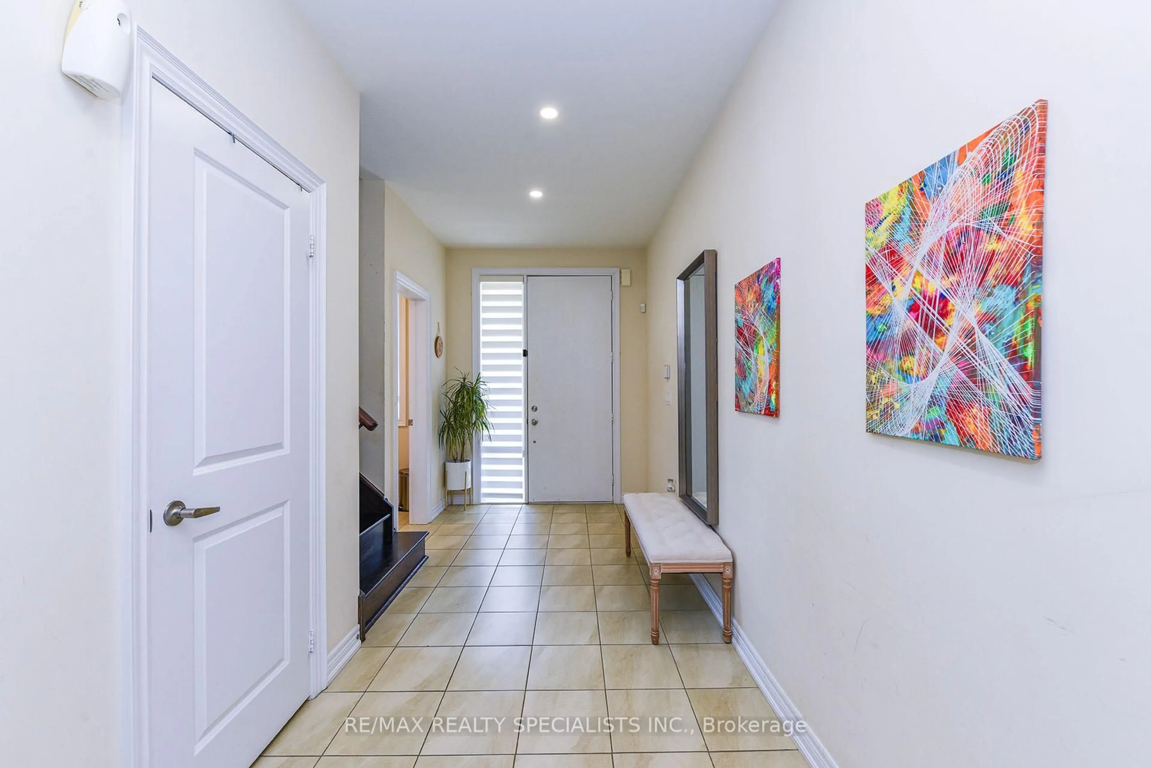 Indoor entryway for 27 Glacier Rd, Brampton Ontario L6X 5N1