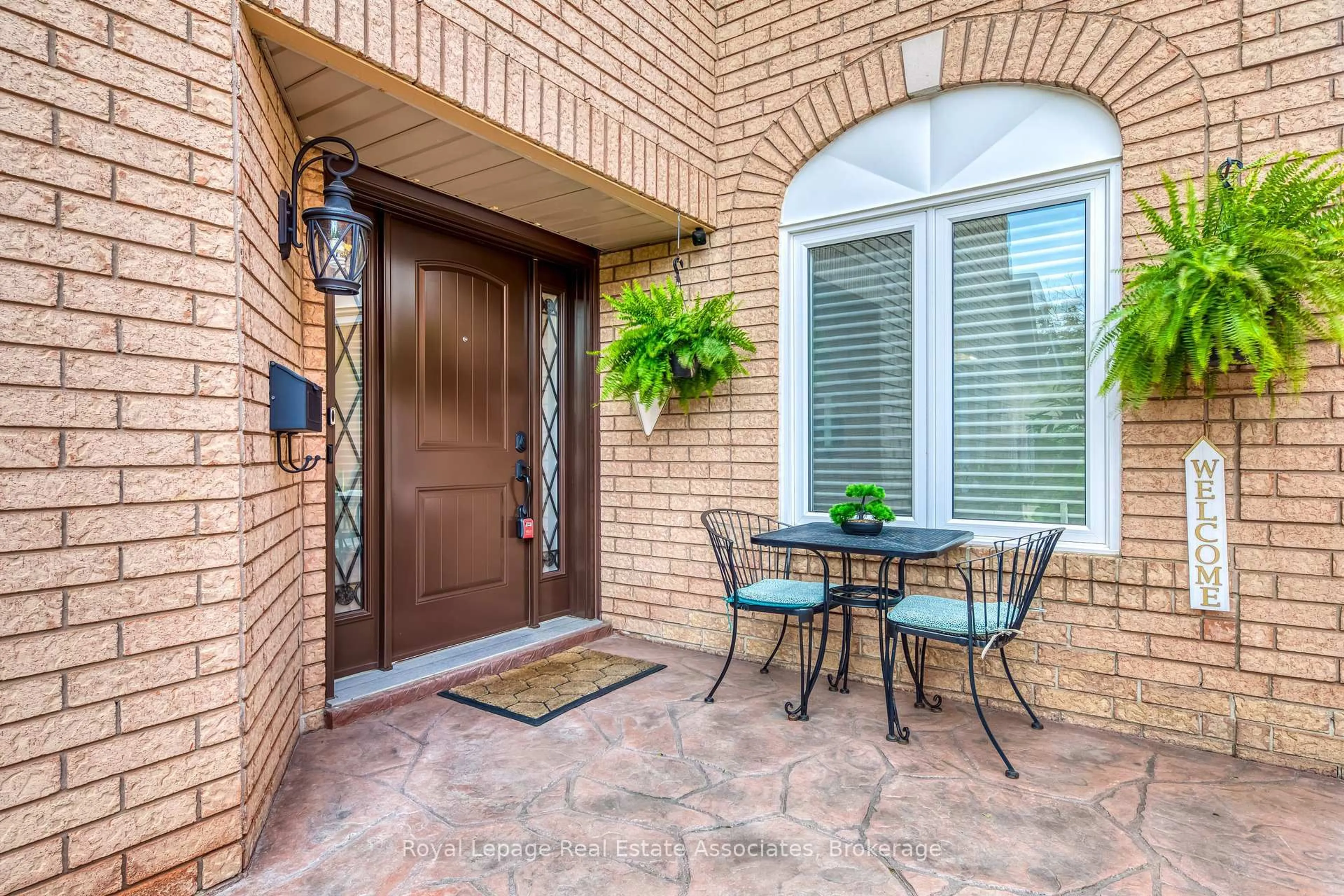 Indoor entryway for 516 Ravenstone Crt, Mississauga Ontario L5R 3J4