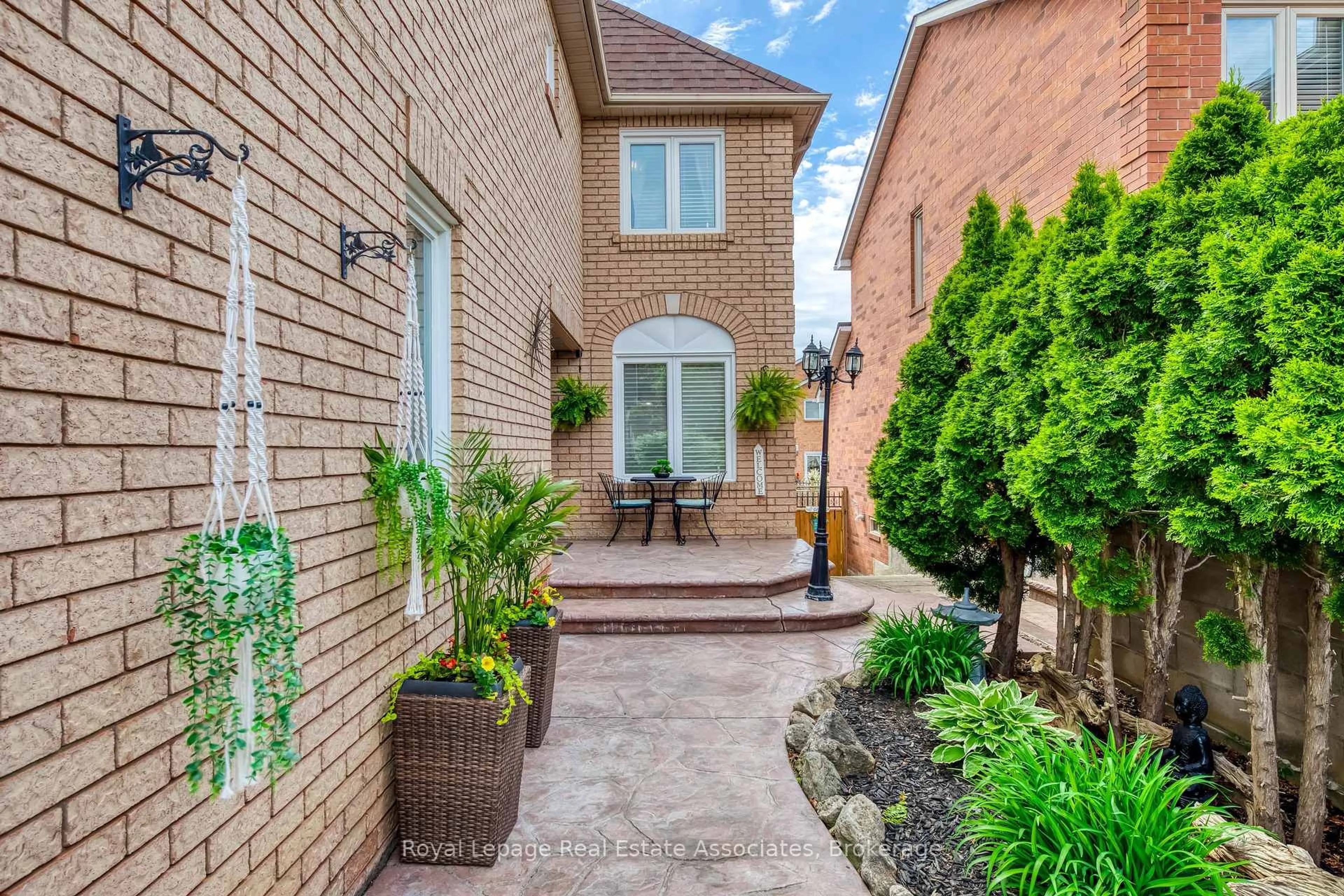 Home with brick exterior material, street for 516 Ravenstone Crt, Mississauga Ontario L5R 3J4