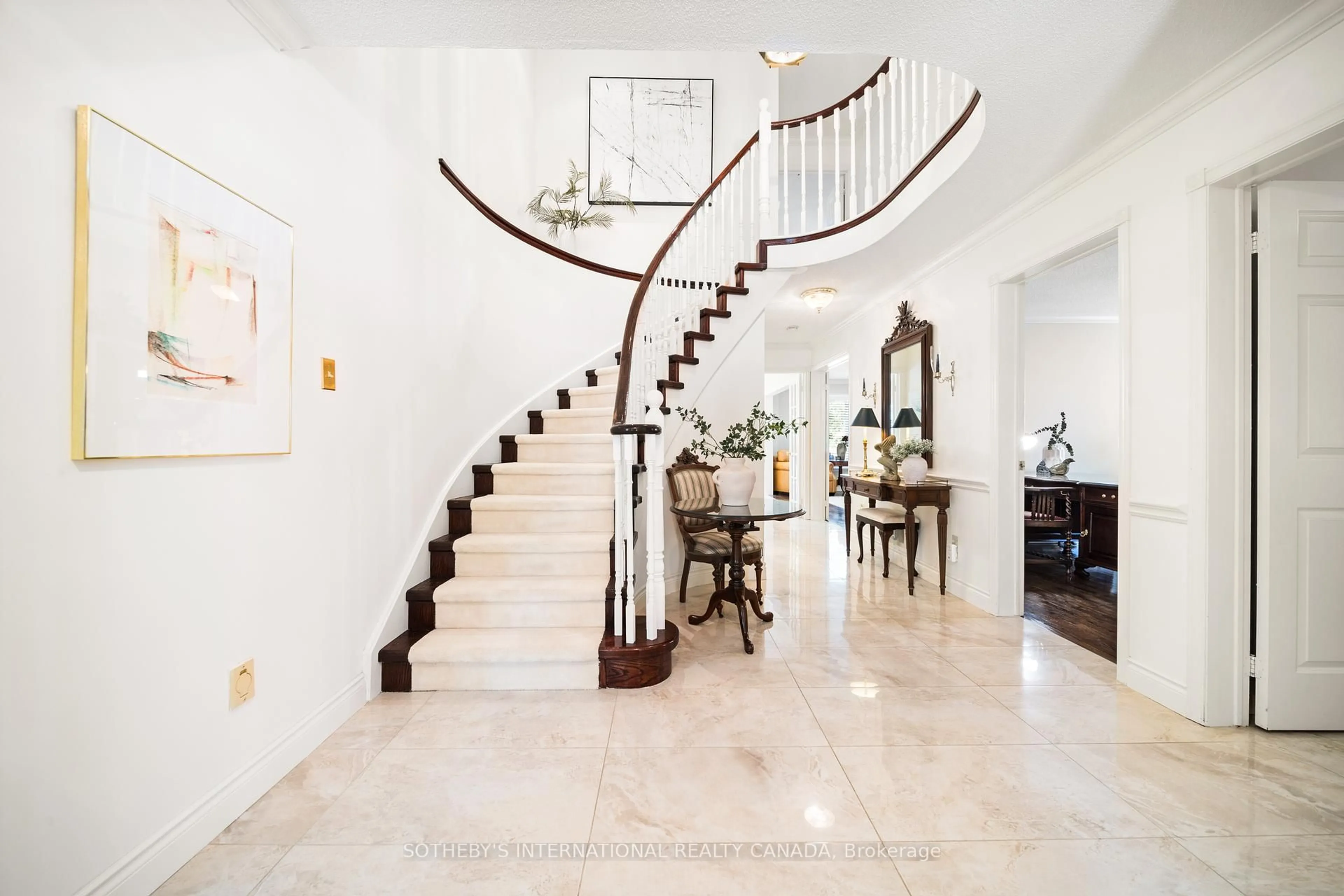 Indoor foyer for 2207 Winding Woods Dr, Oakville Ontario L6H 5T9