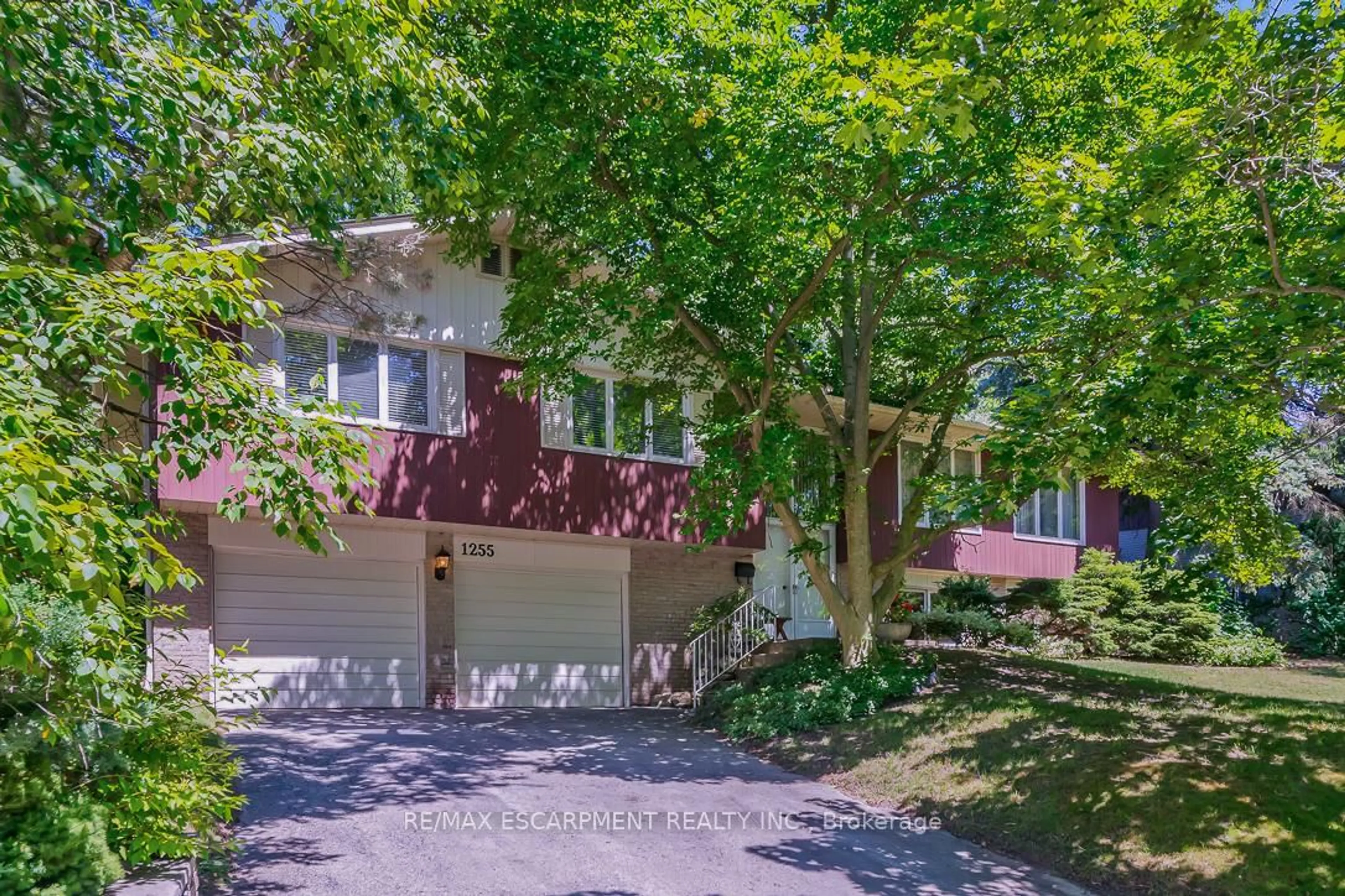 A pic from outside/outdoor area/front of a property/back of a property/a pic from drone, street for 1255 Catchacoma Crt, Mississauga Ontario L5H 2X5
