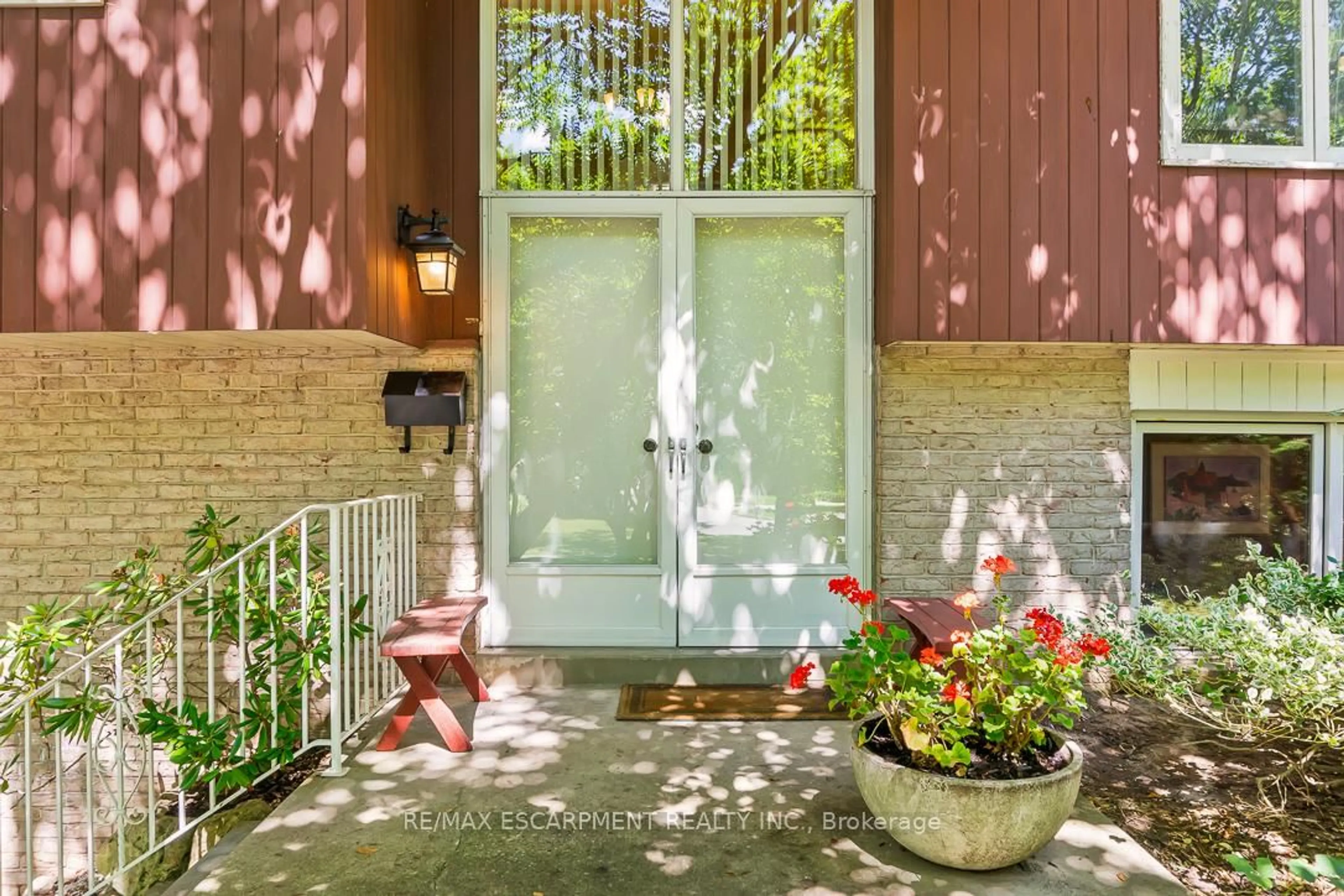 Indoor entryway for 1255 Catchacoma Crt, Mississauga Ontario L5H 2X5
