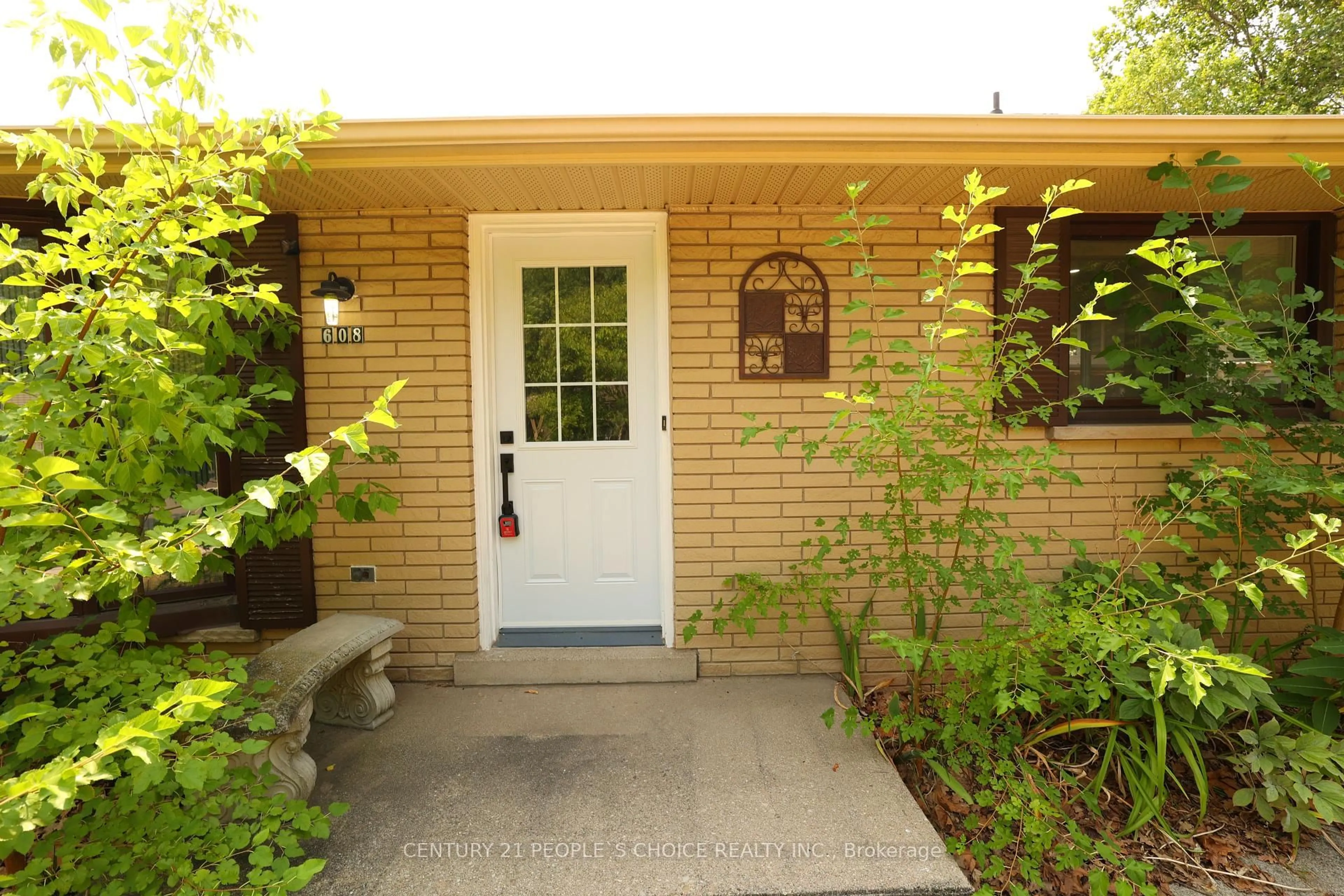 Indoor entryway for 608 Thornwood Ave, Burlington Ontario L7N 3B8