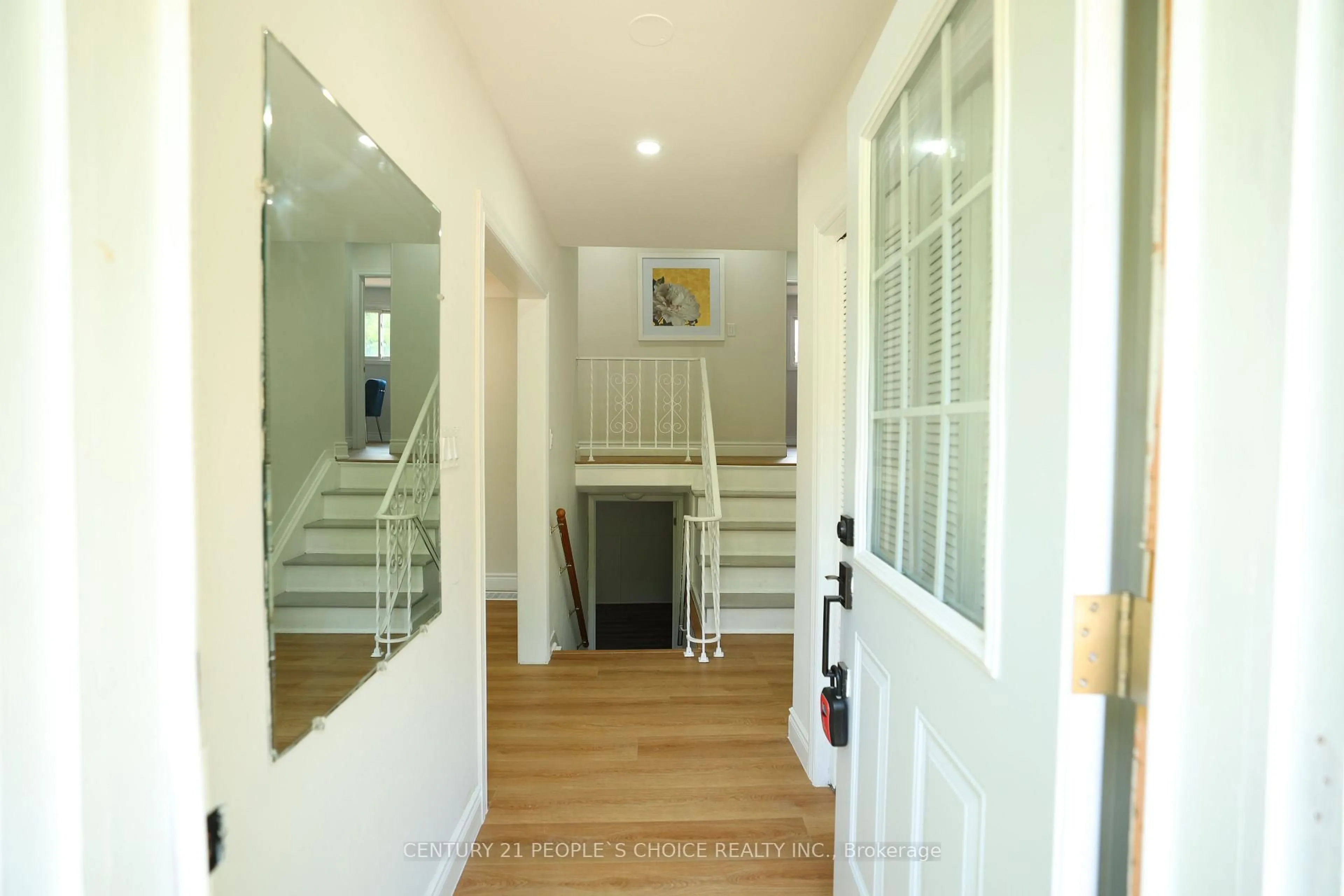 Indoor foyer for 608 Thornwood Ave, Burlington Ontario L7N 3B8