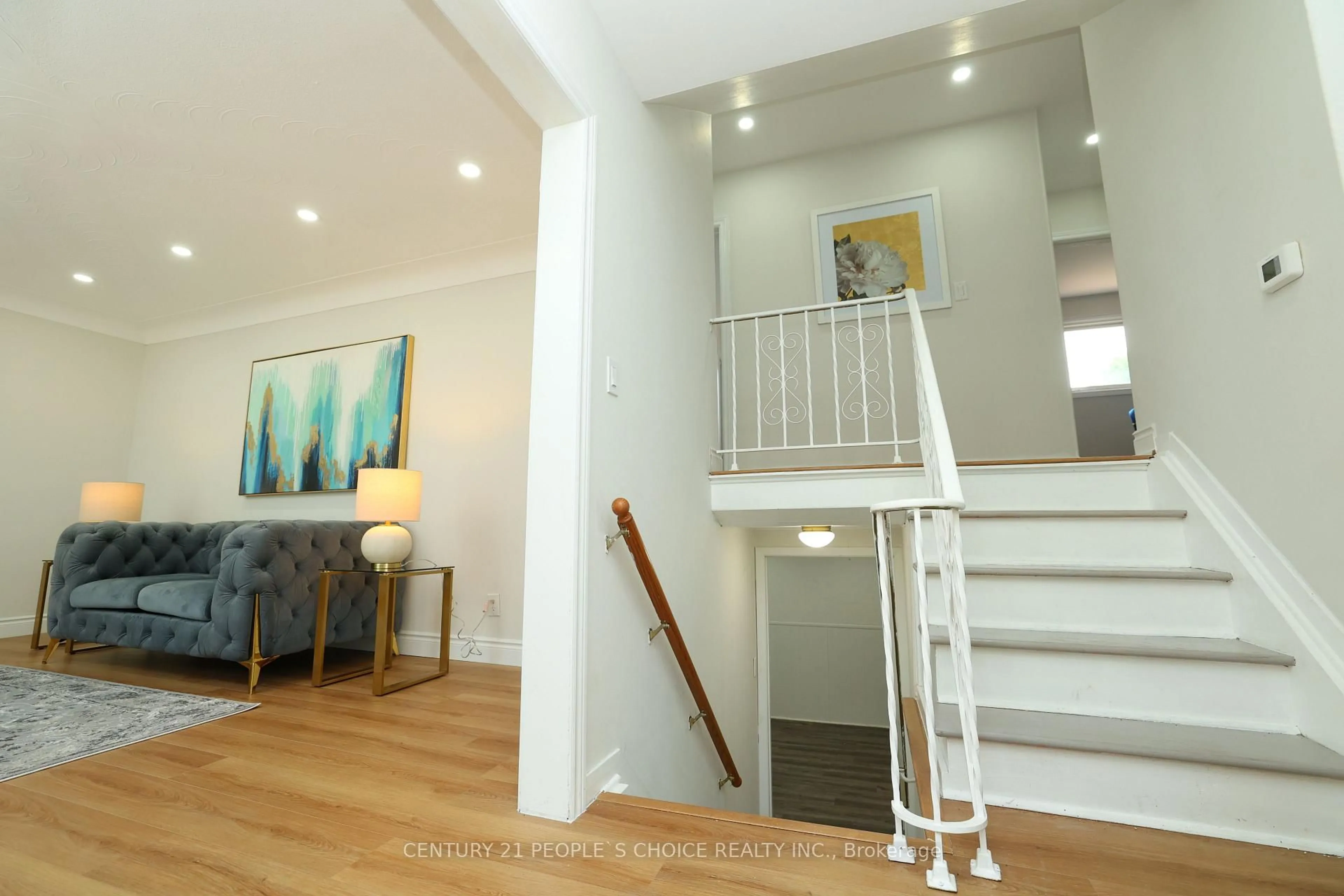 Indoor entryway for 608 Thornwood Ave, Burlington Ontario L7N 3B8
