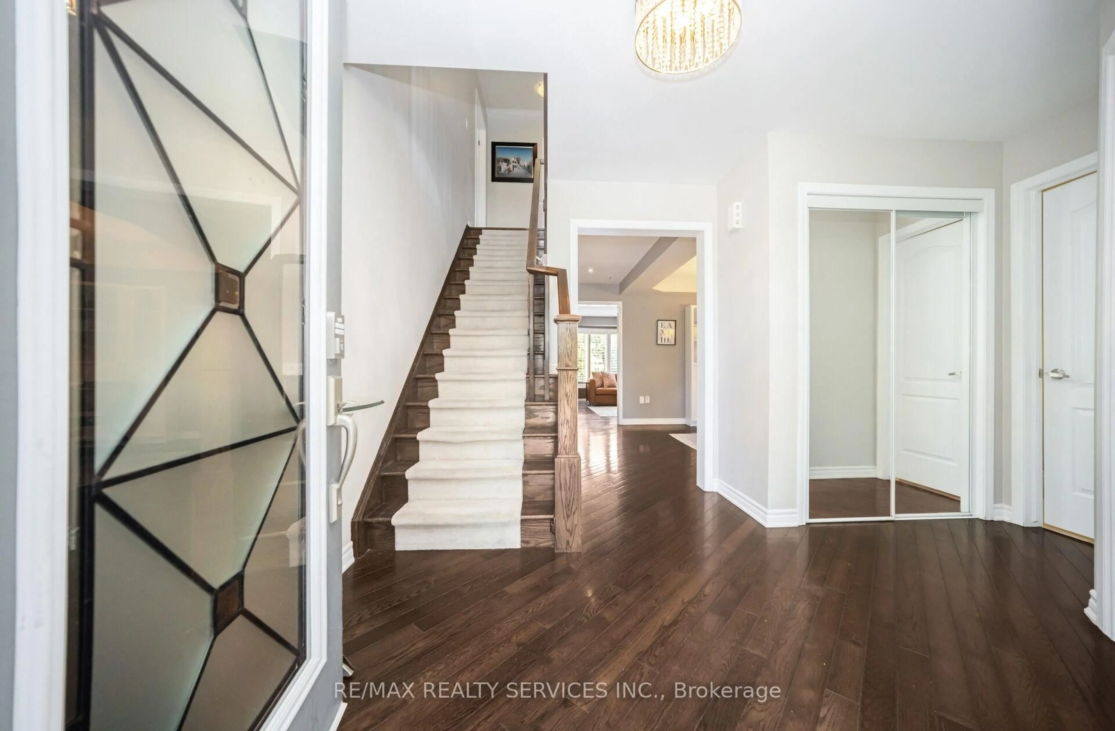 Indoor entryway for 472 Tonelli Lane, Milton Ontario L9T 0N5