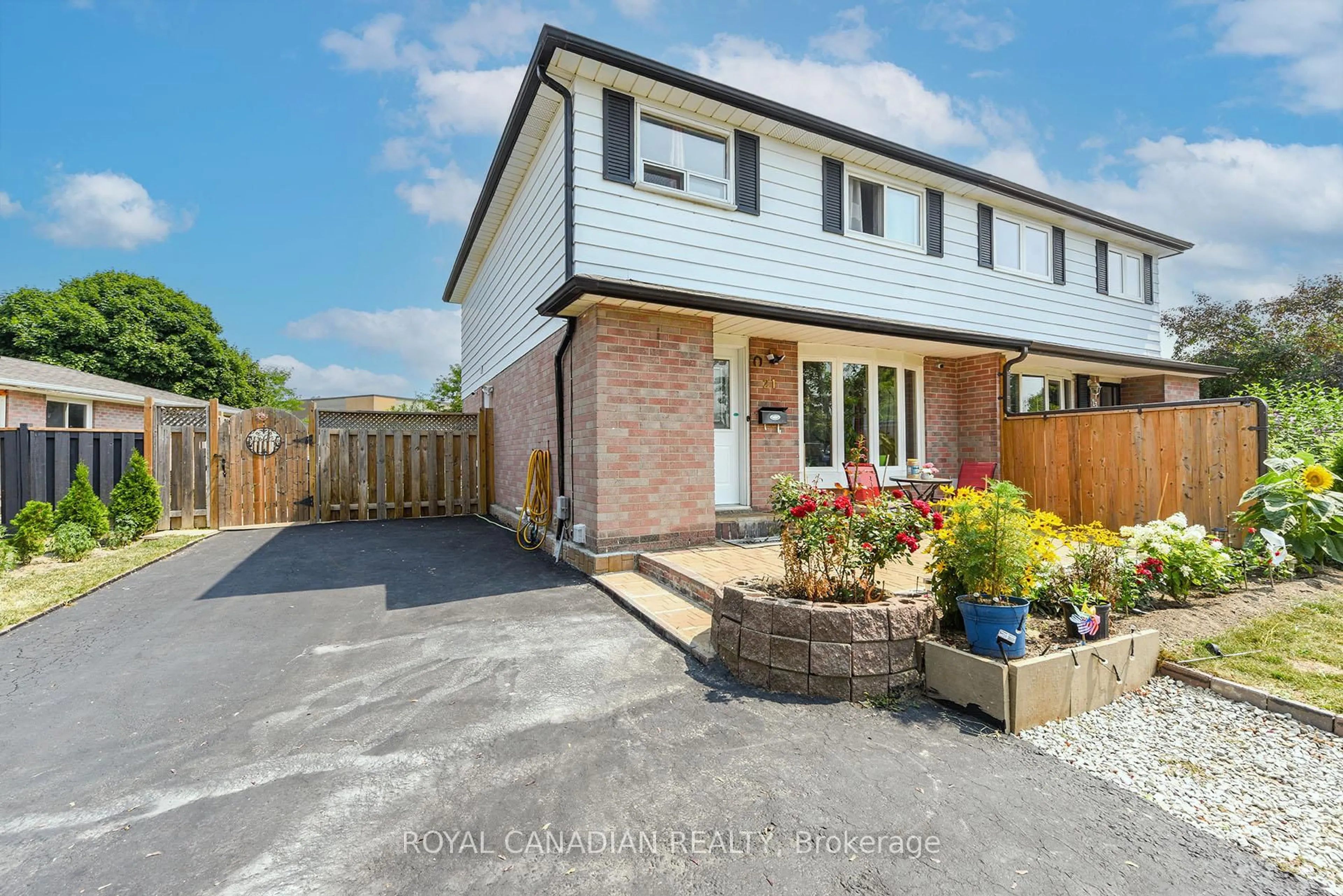 A pic from outside/outdoor area/front of a property/back of a property/a pic from drone, street for 21 Juniper Cres, Brampton Ontario L6S 1J9