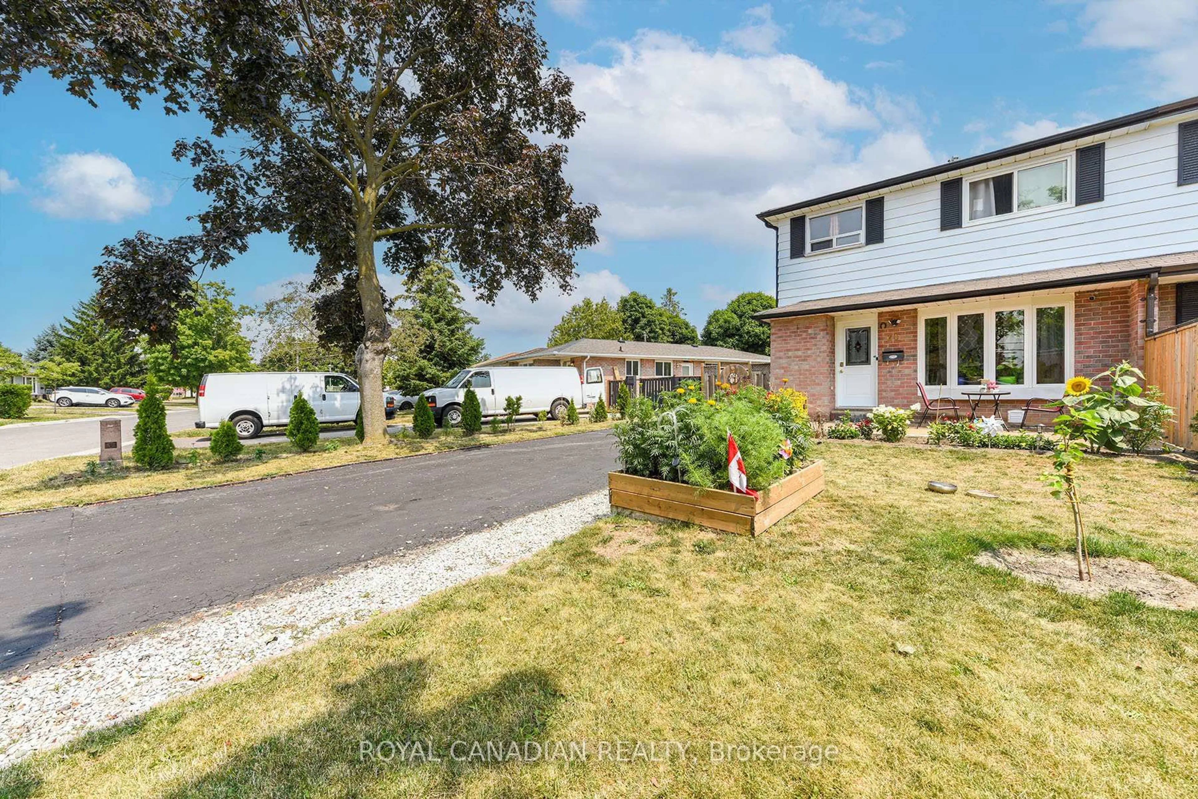 A pic from outside/outdoor area/front of a property/back of a property/a pic from drone, street for 21 Juniper Cres, Brampton Ontario L6S 1J9