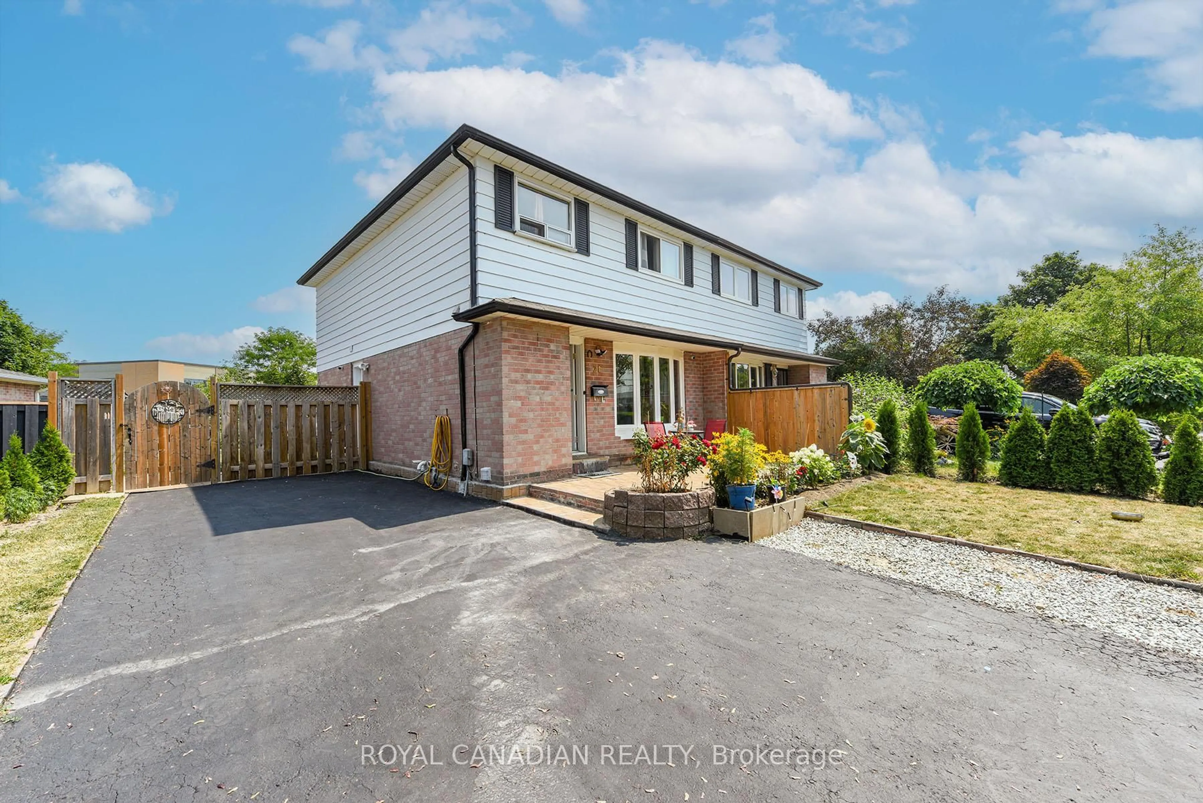 A pic from outside/outdoor area/front of a property/back of a property/a pic from drone, street for 21 Juniper Cres, Brampton Ontario L6S 1J9