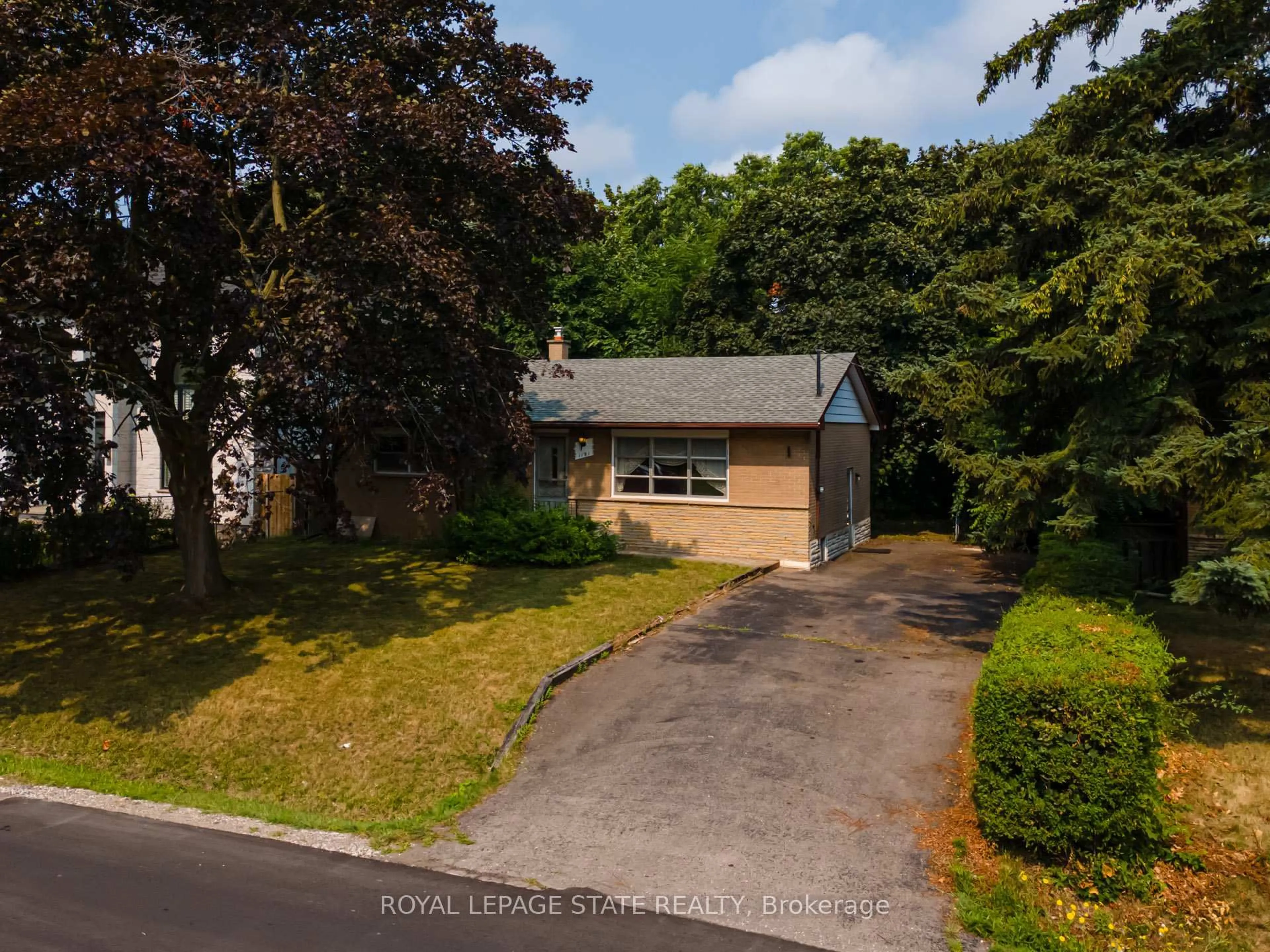 A pic from outside/outdoor area/front of a property/back of a property/a pic from drone, street for 1191 Pinegrove Rd, Oakville Ontario L6L 2W8