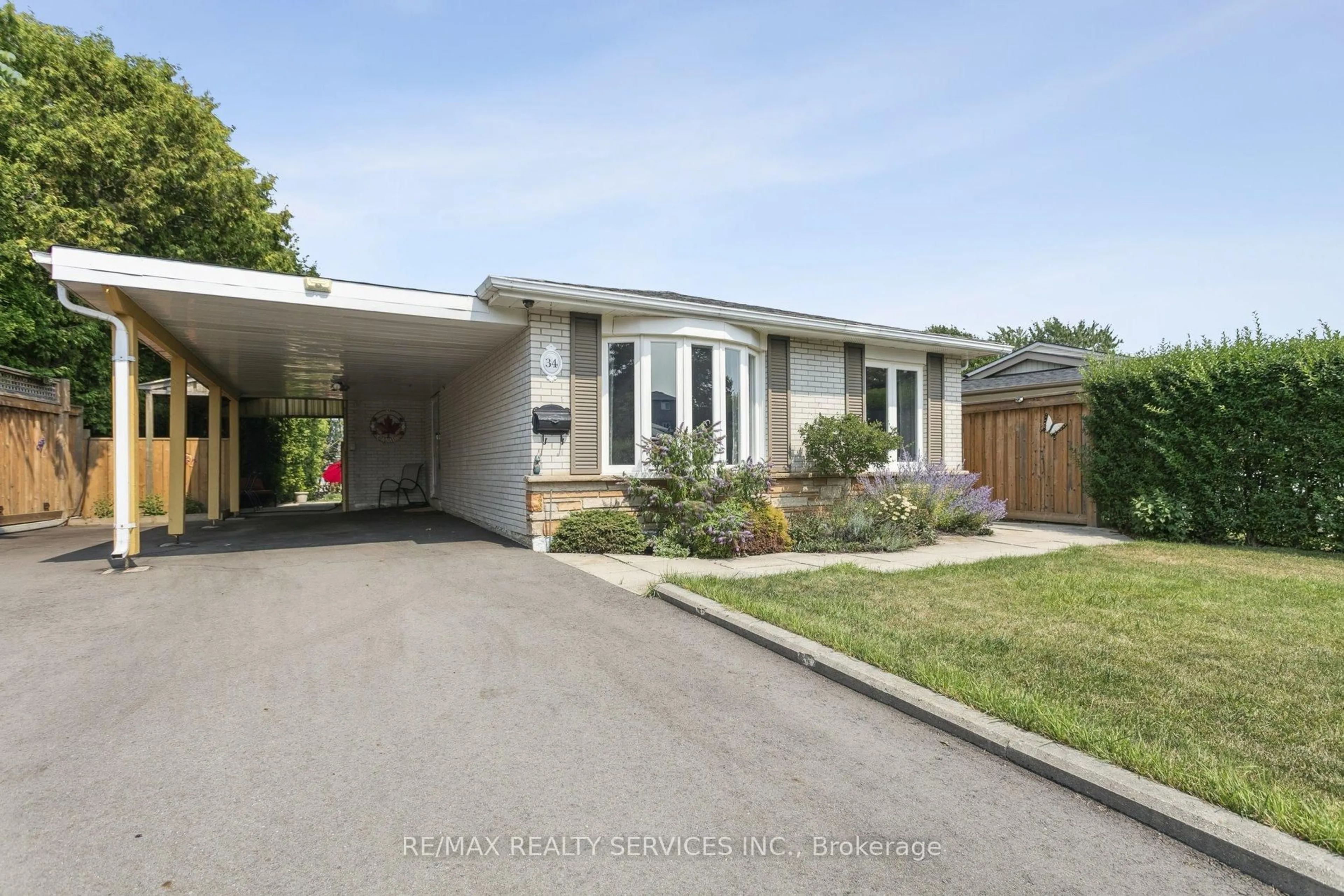 Home with vinyl exterior material, street for 34 welbeck Dr, Brampton Ontario L6X 2L1