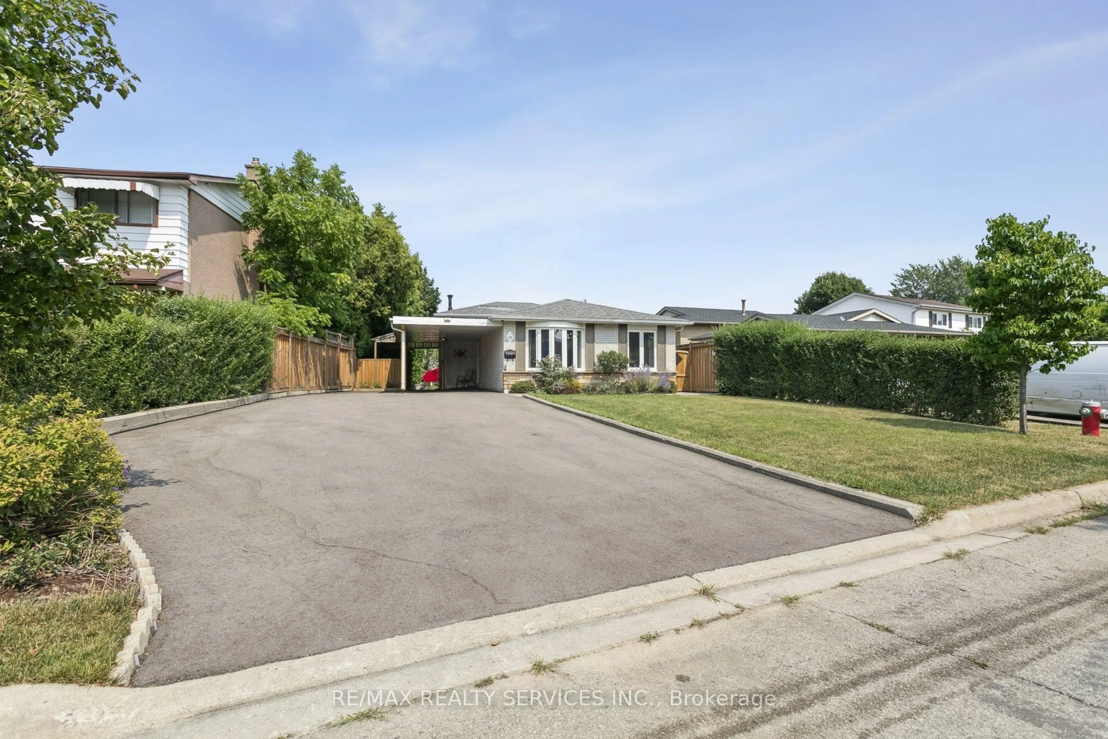 A pic from outside/outdoor area/front of a property/back of a property/a pic from drone, street for 34 welbeck Dr, Brampton Ontario L6X 2L1