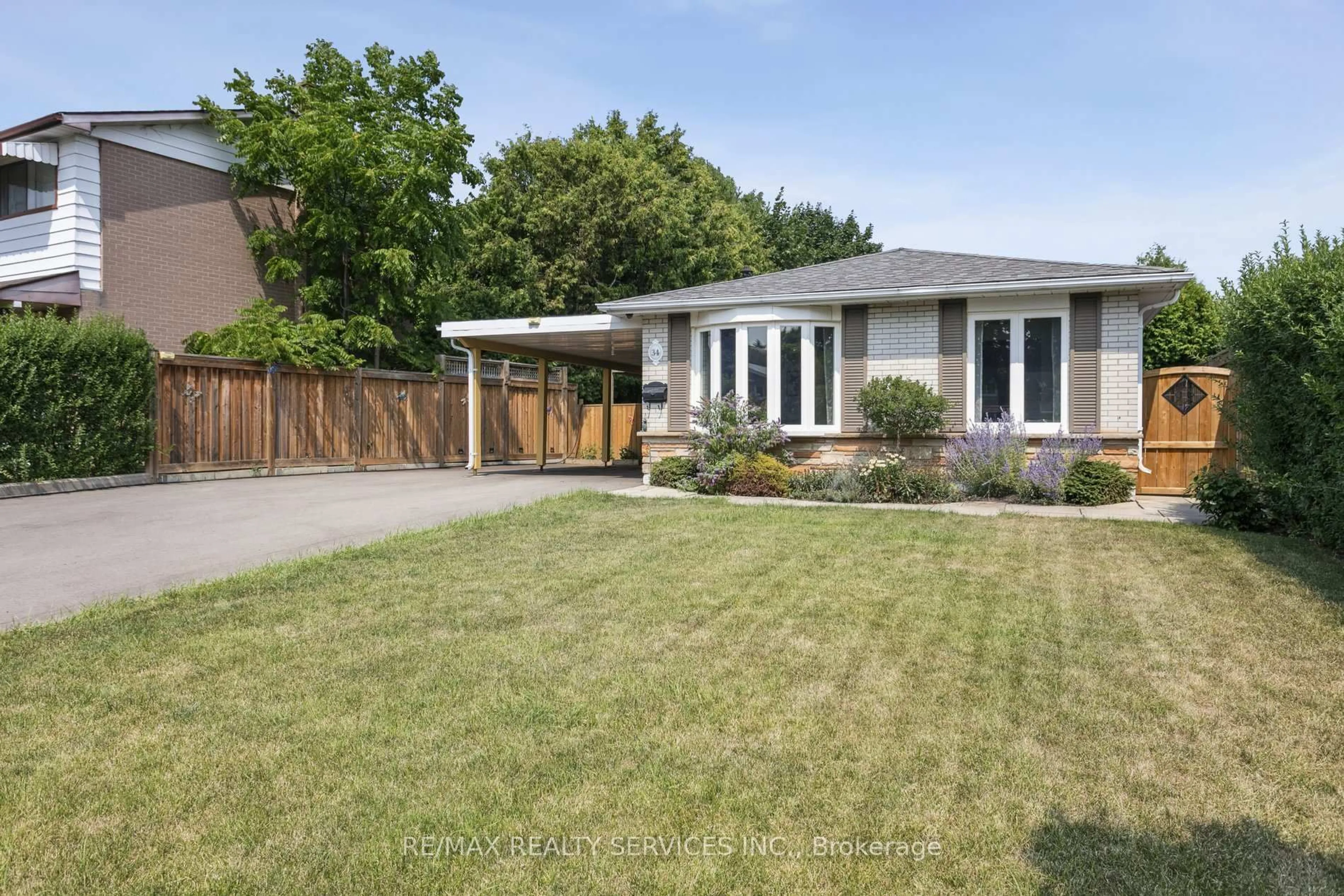 Home with vinyl exterior material, street for 34 welbeck Dr, Brampton Ontario L6X 2L1