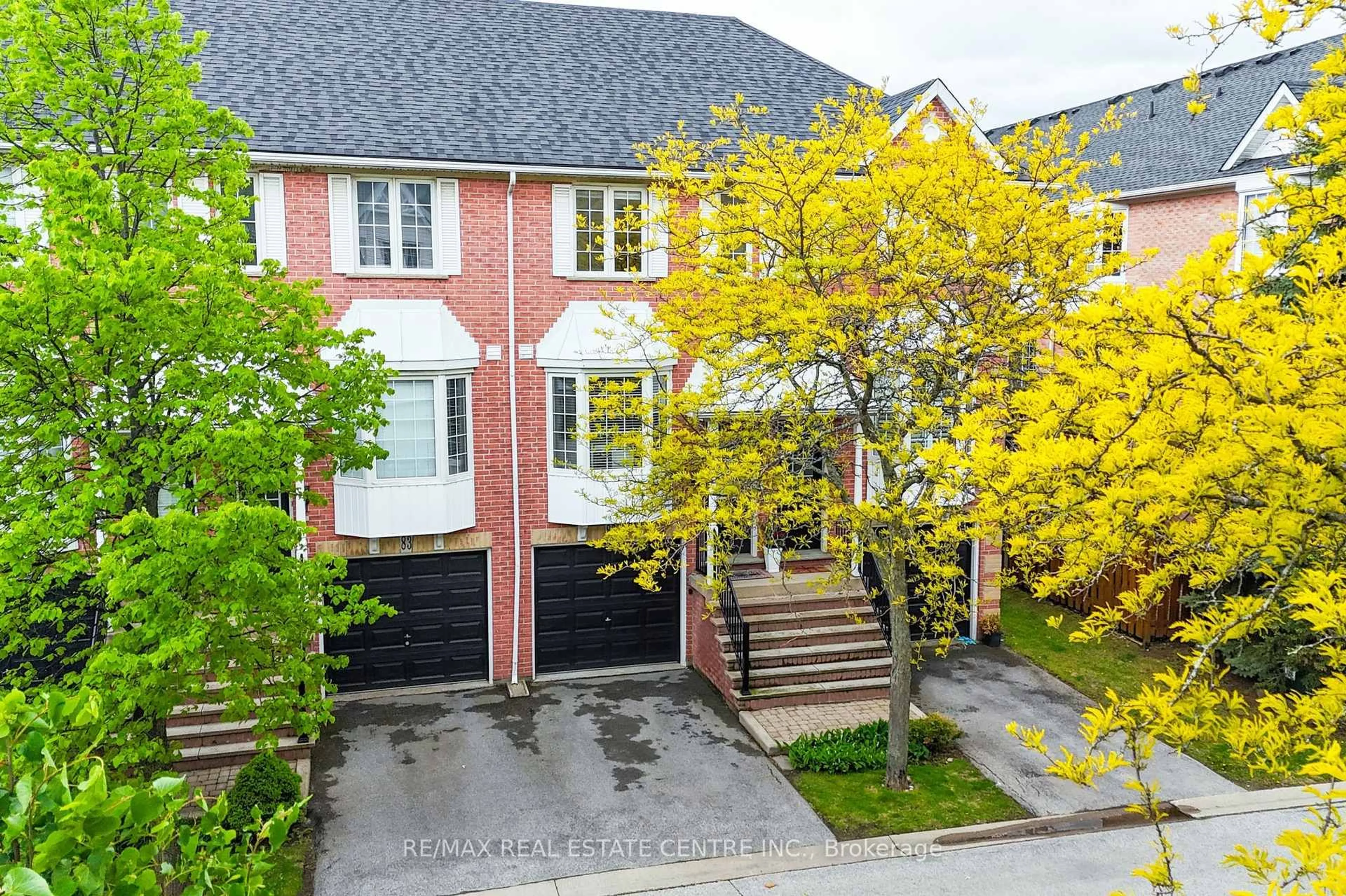 A pic from outside/outdoor area/front of a property/back of a property/a pic from drone, street for 3480 Upper Middle Rd #82, Burlington Ontario L7M 4R9