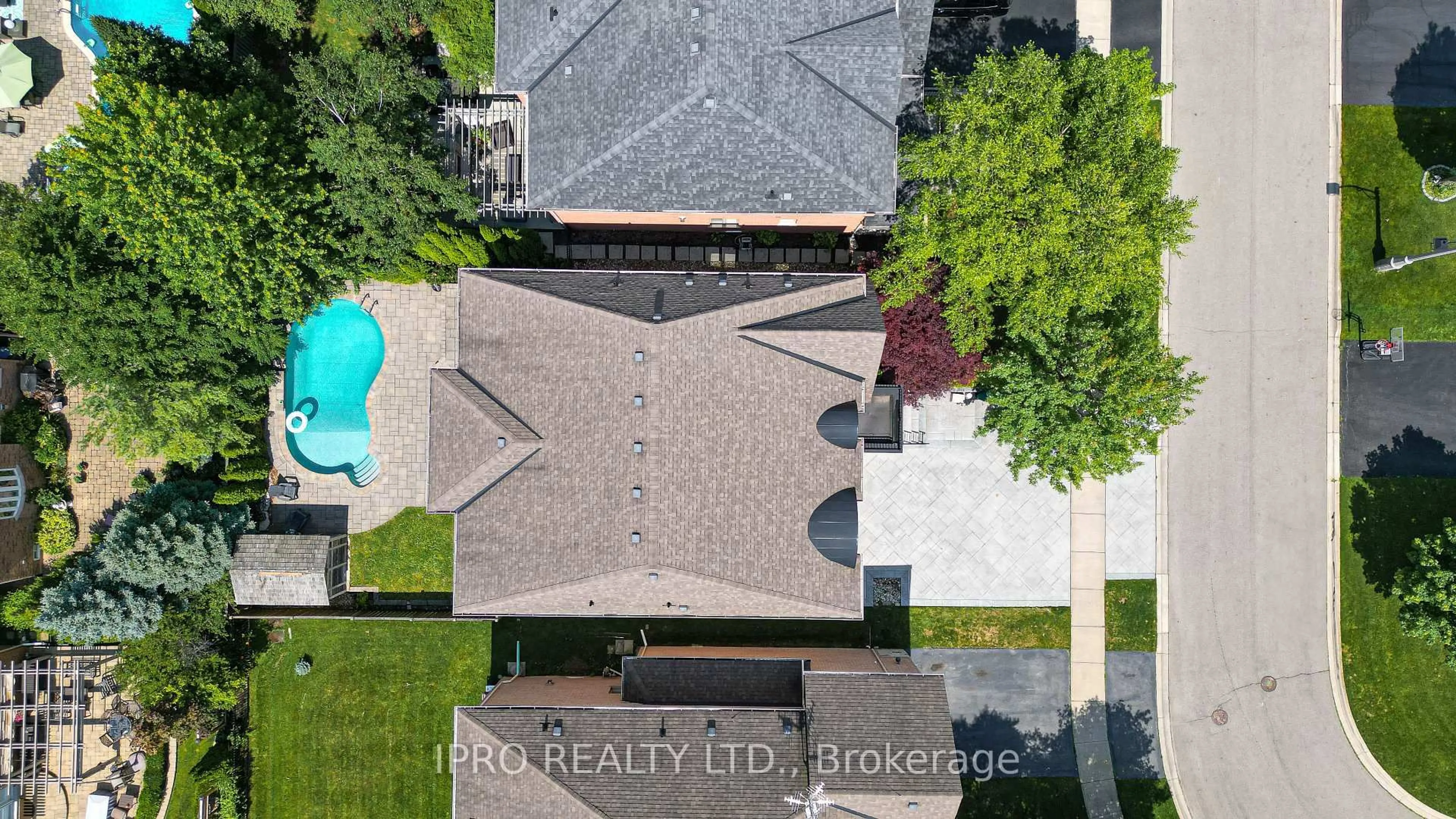 A pic from outside/outdoor area/front of a property/back of a property/a pic from drone, city buildings view from balcony for 3380 Mistwell Cres, Oakville Ontario L6L 0A2