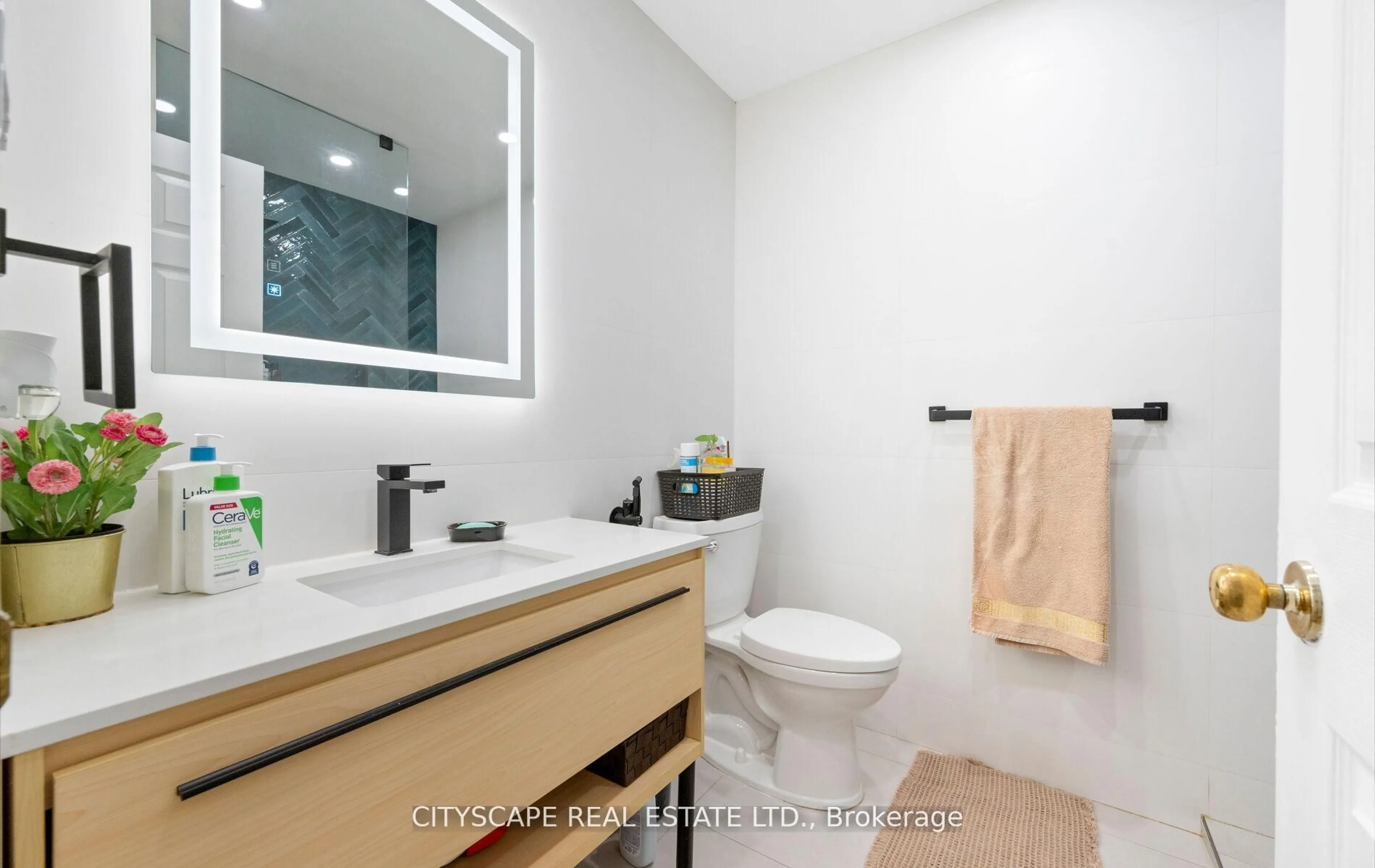 Standard bathroom, ceramic/tile floor for 5253 Bushelgrove Circ, Mississauga Ontario L5M 6C5
