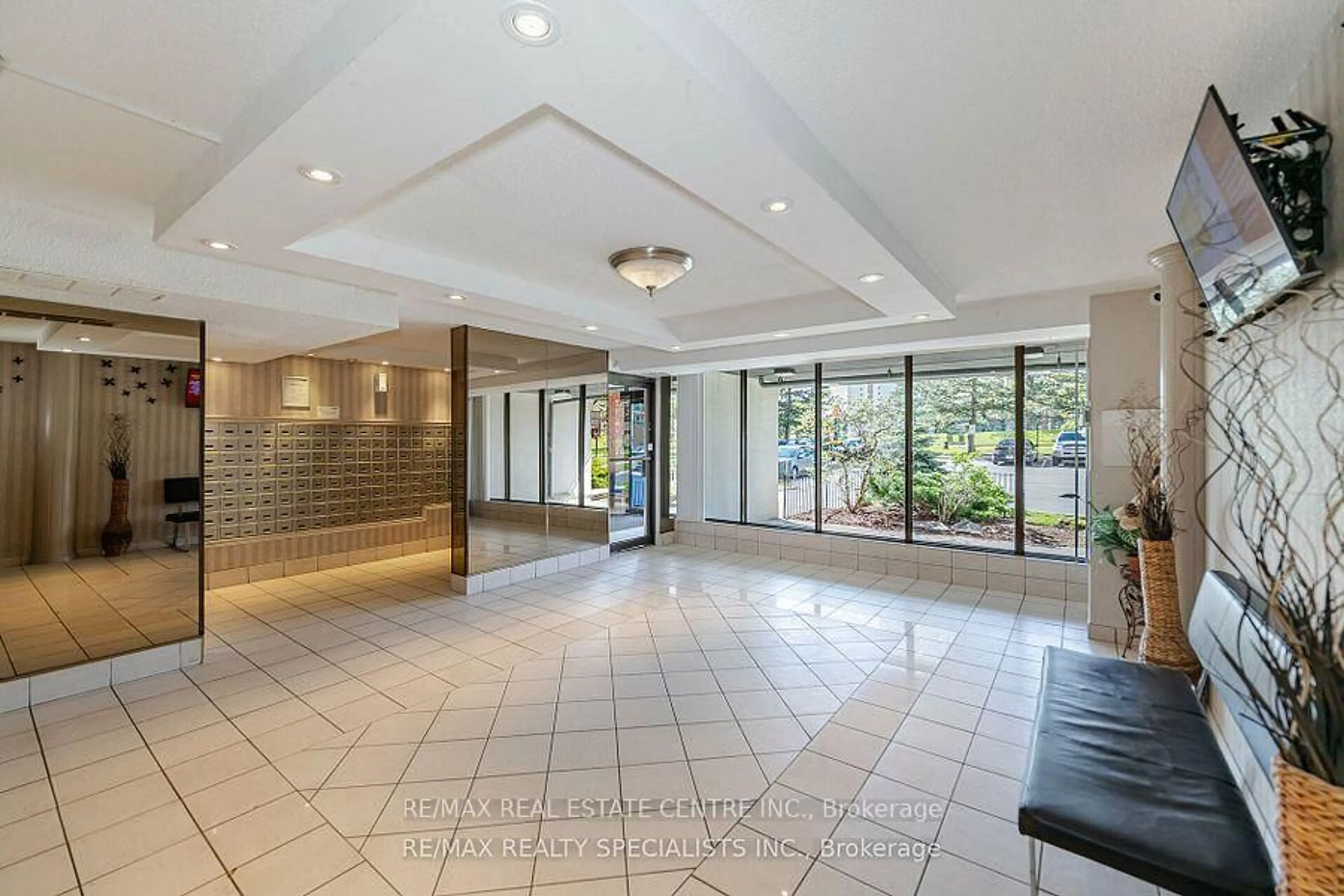 Indoor foyer for 21 Knightsbridge Rd #1105, Brampton Ontario L6T 3Y1