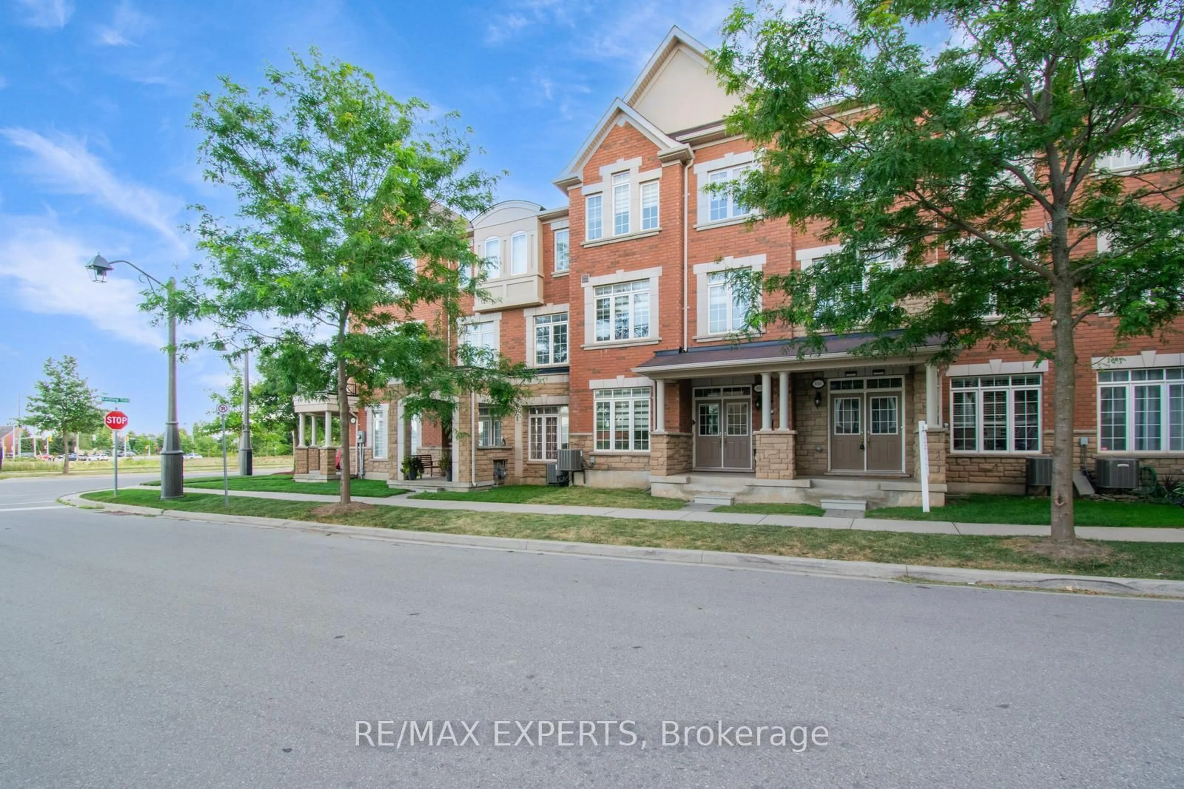 A pic from outside/outdoor area/front of a property/back of a property/a pic from drone, street for 3044 Eberly Woods Dr, Oakville Ontario L6M 0T5