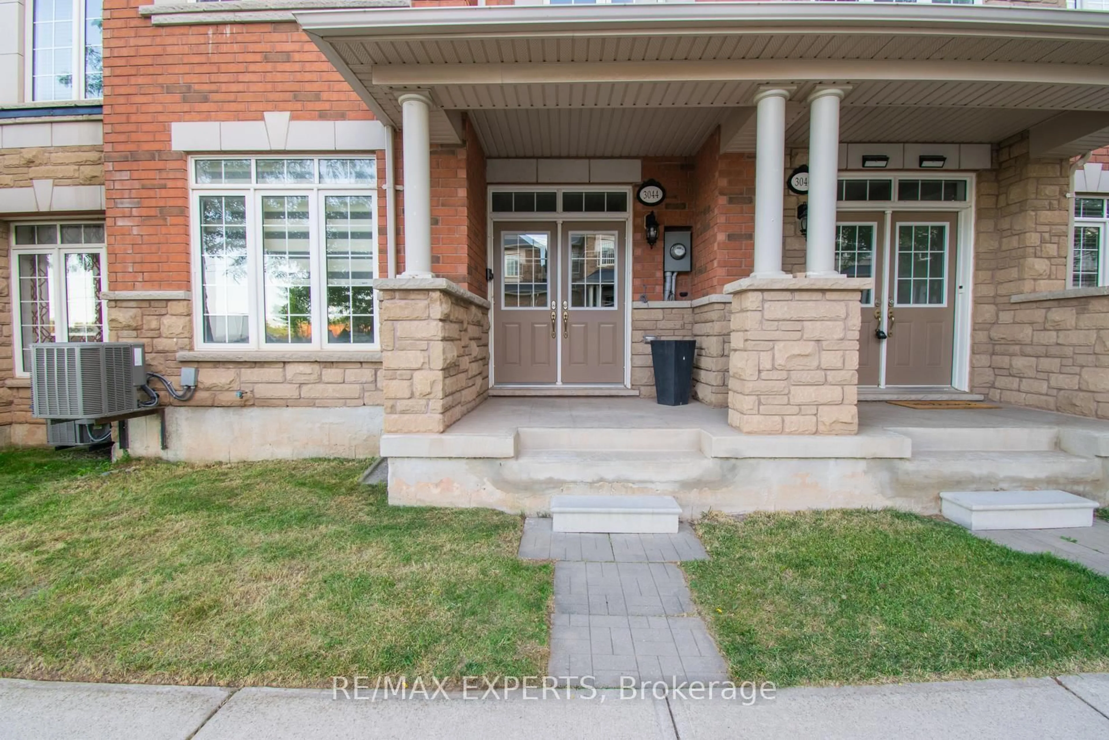 Indoor entryway for 3044 Eberly Woods Dr, Oakville Ontario L6M 0T5