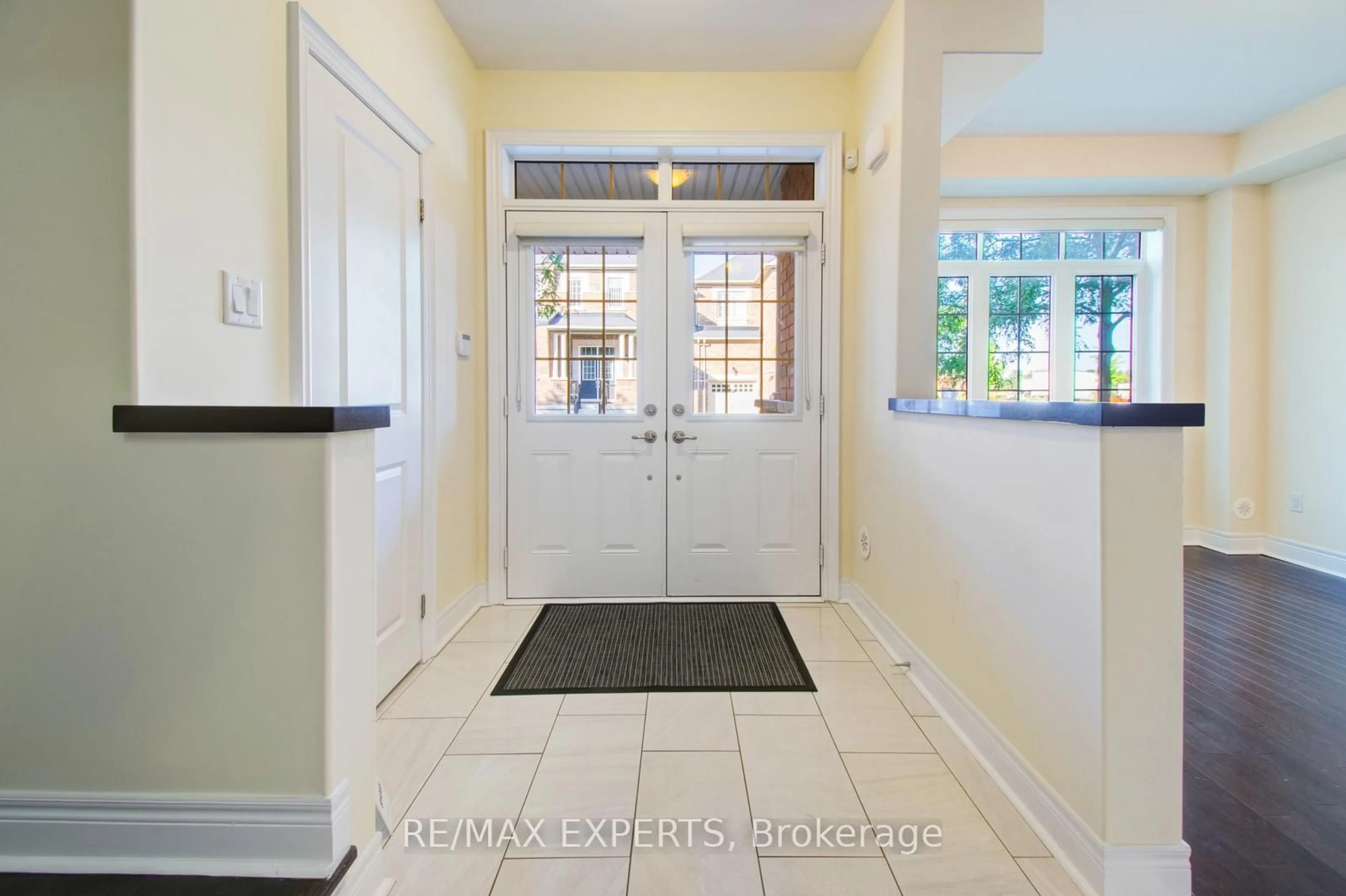 Indoor entryway for 3044 Eberly Woods Dr, Oakville Ontario L6M 0T5