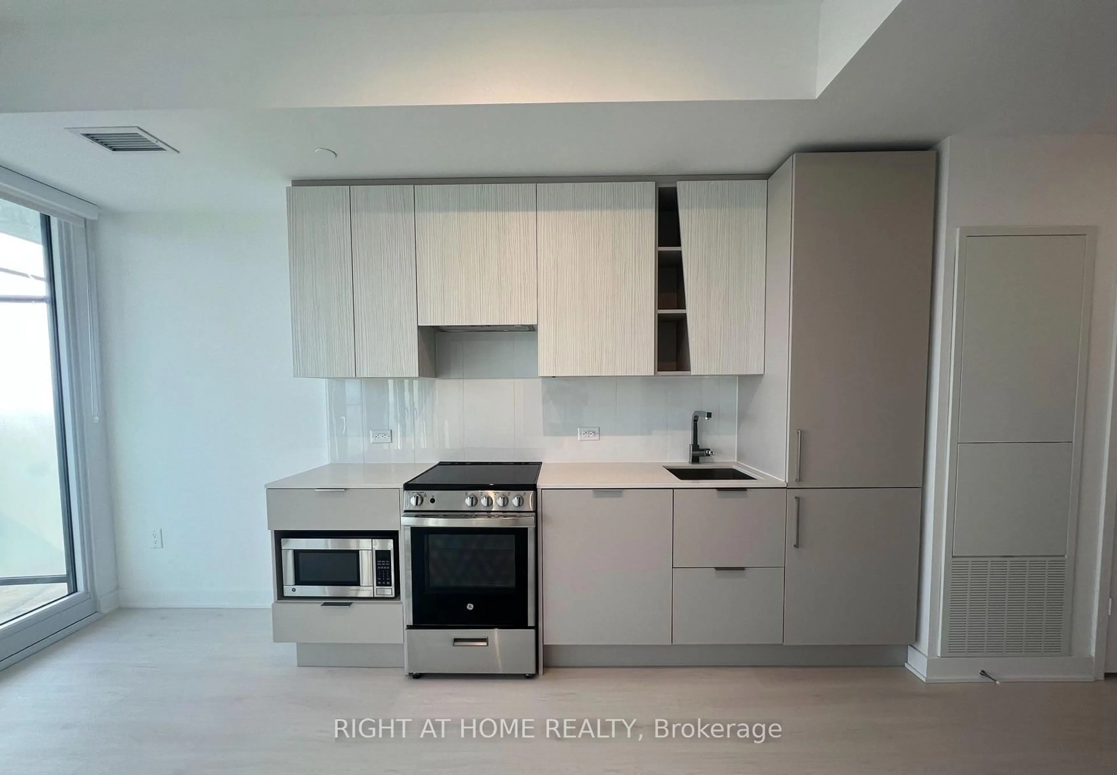 Standard kitchen, unknown for 3900 Confederation Pkwy #2507, Mississauga Ontario L5B 0M3
