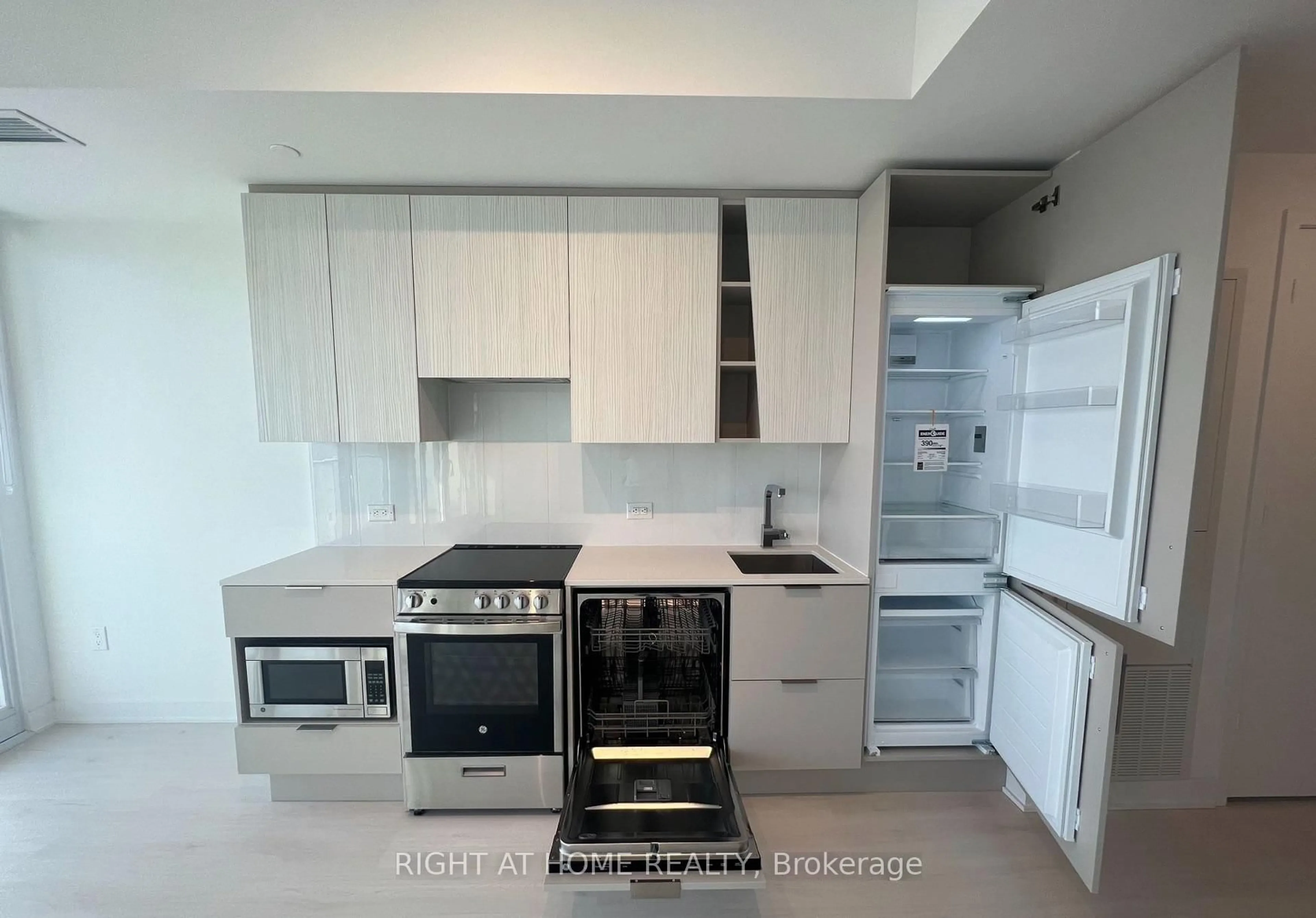 Standard kitchen, unknown for 3900 Confederation Pkwy #2507, Mississauga Ontario L5B 0M3