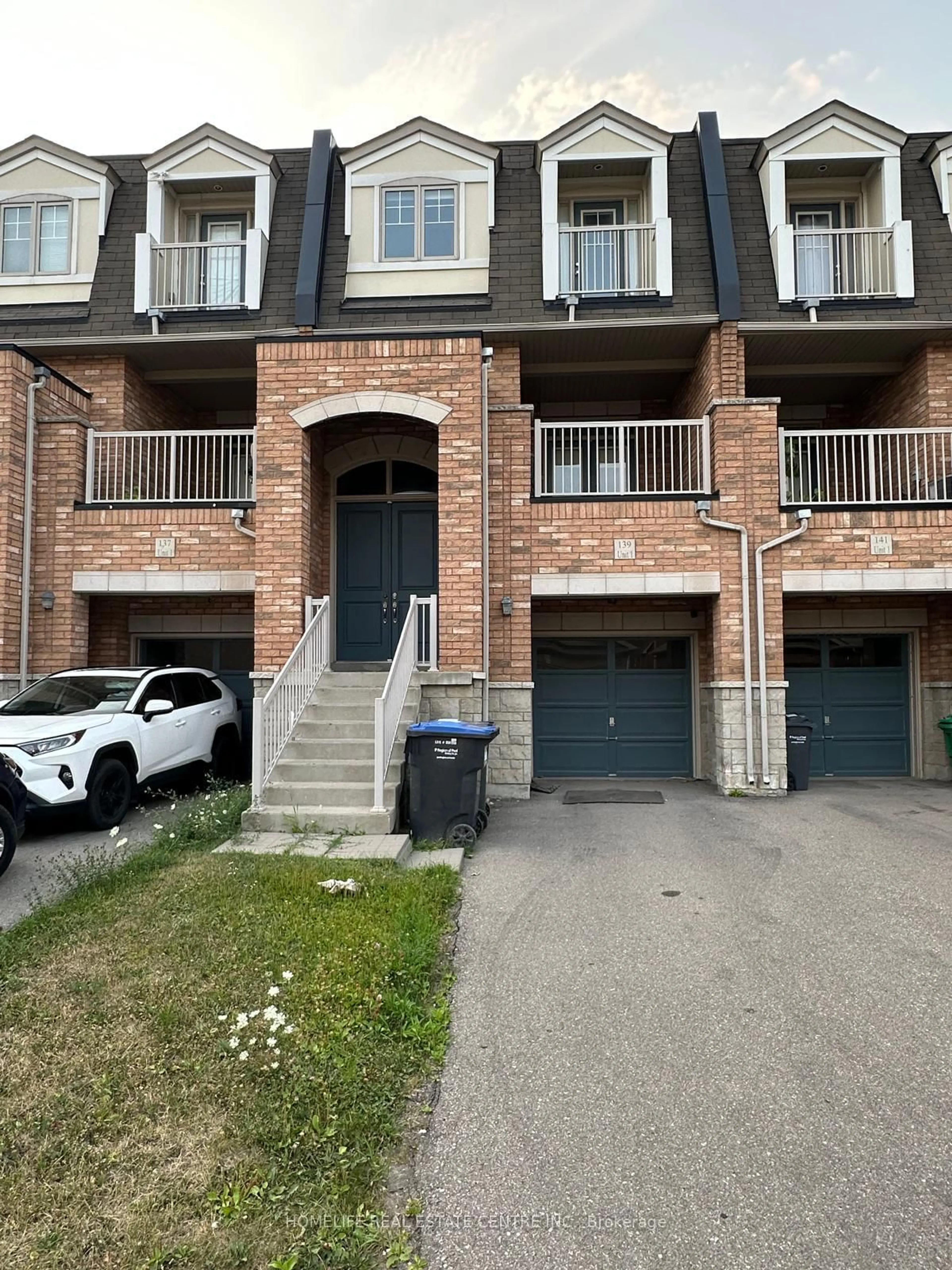 A pic from outside/outdoor area/front of a property/back of a property/a pic from drone, street for 139 Inspire Blvd, Brampton Ontario L6R 3X9