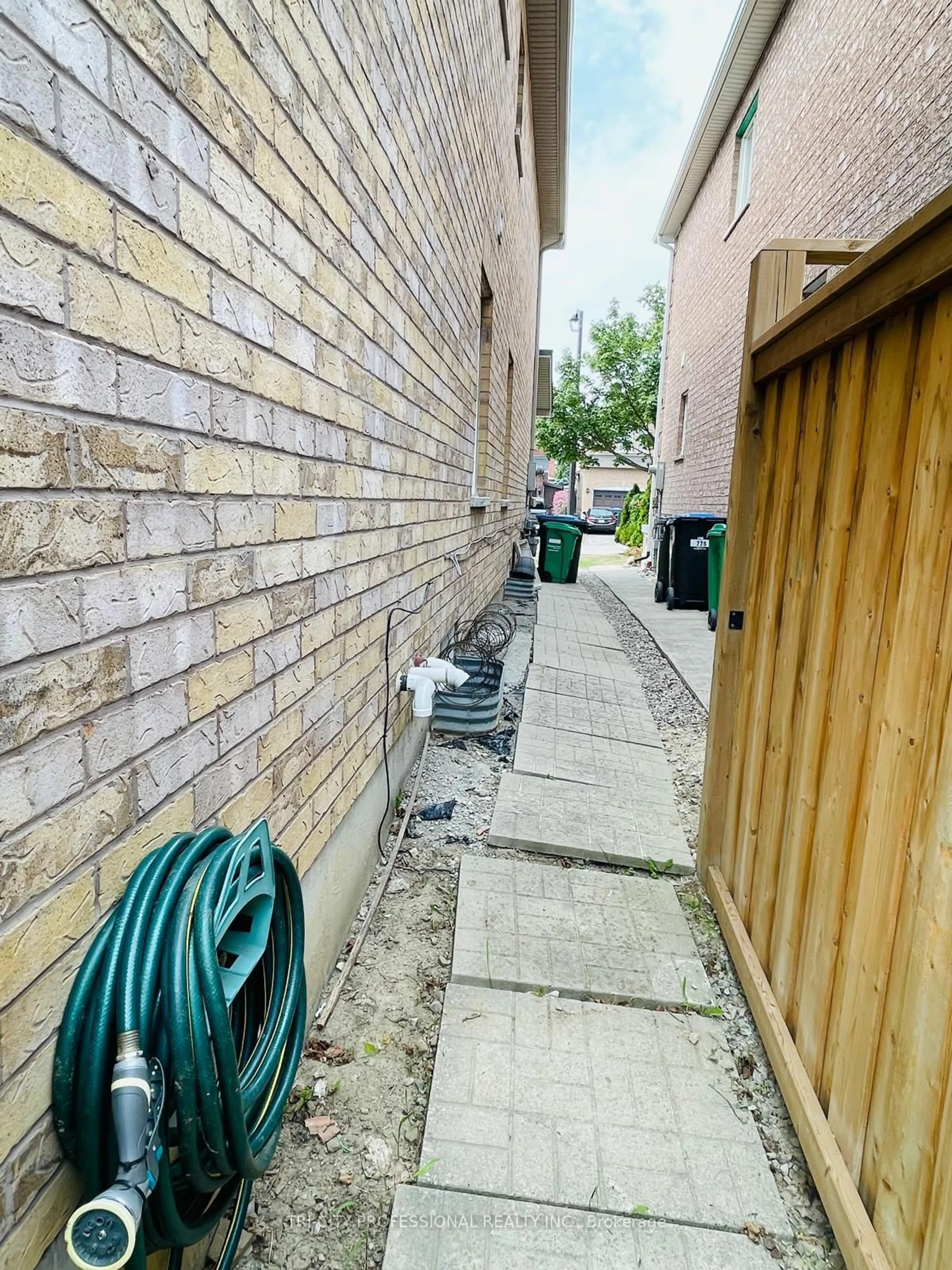 Patio, street for 771 Fable Cres, Mississauga Ontario L5W 1R3