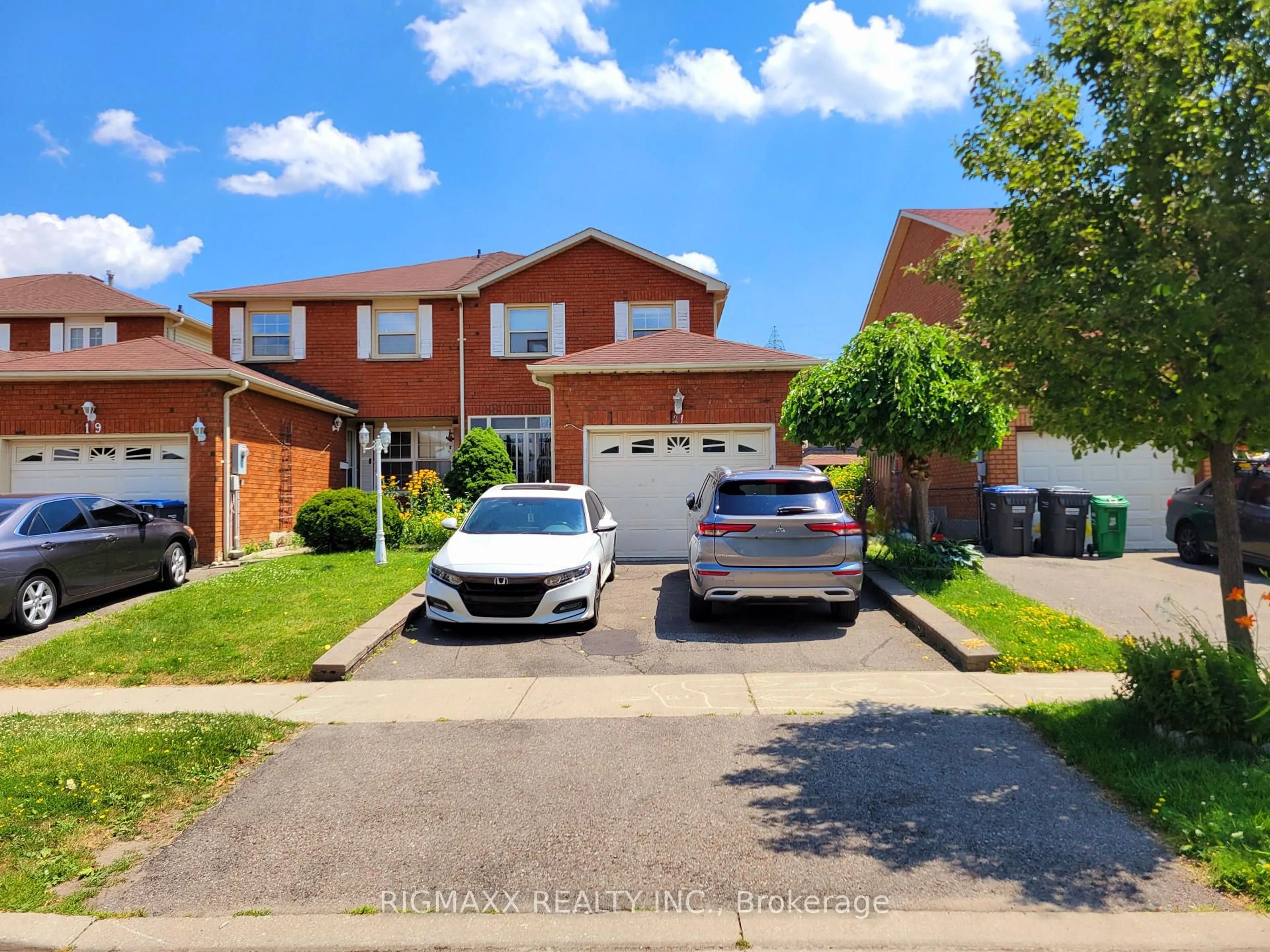 A pic from outside/outdoor area/front of a property/back of a property/a pic from drone, street for 21 Tulip Dr, Brampton Ontario L6Y 3V9