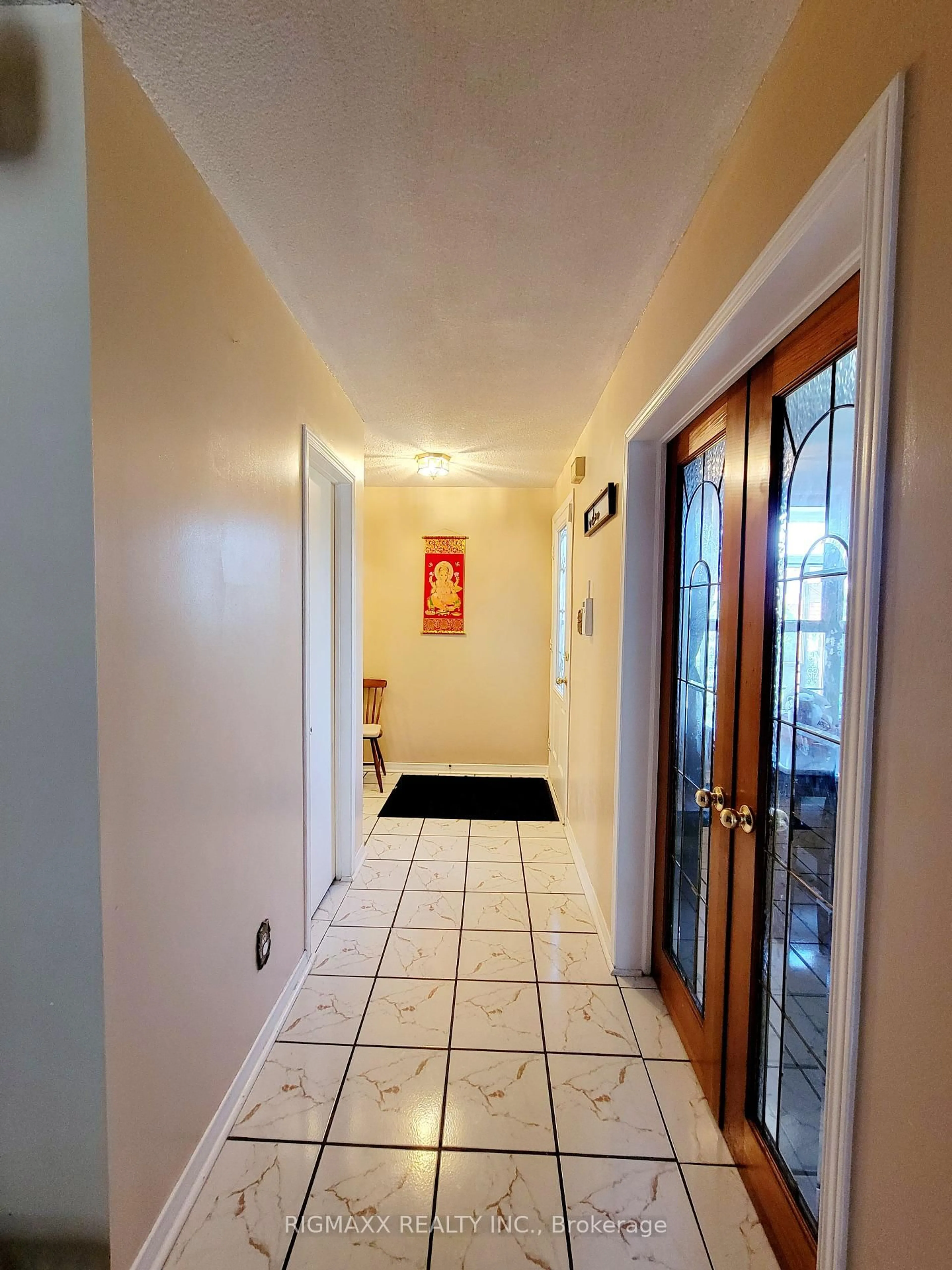 Indoor foyer for 21 Tulip Dr, Brampton Ontario L6Y 3V9
