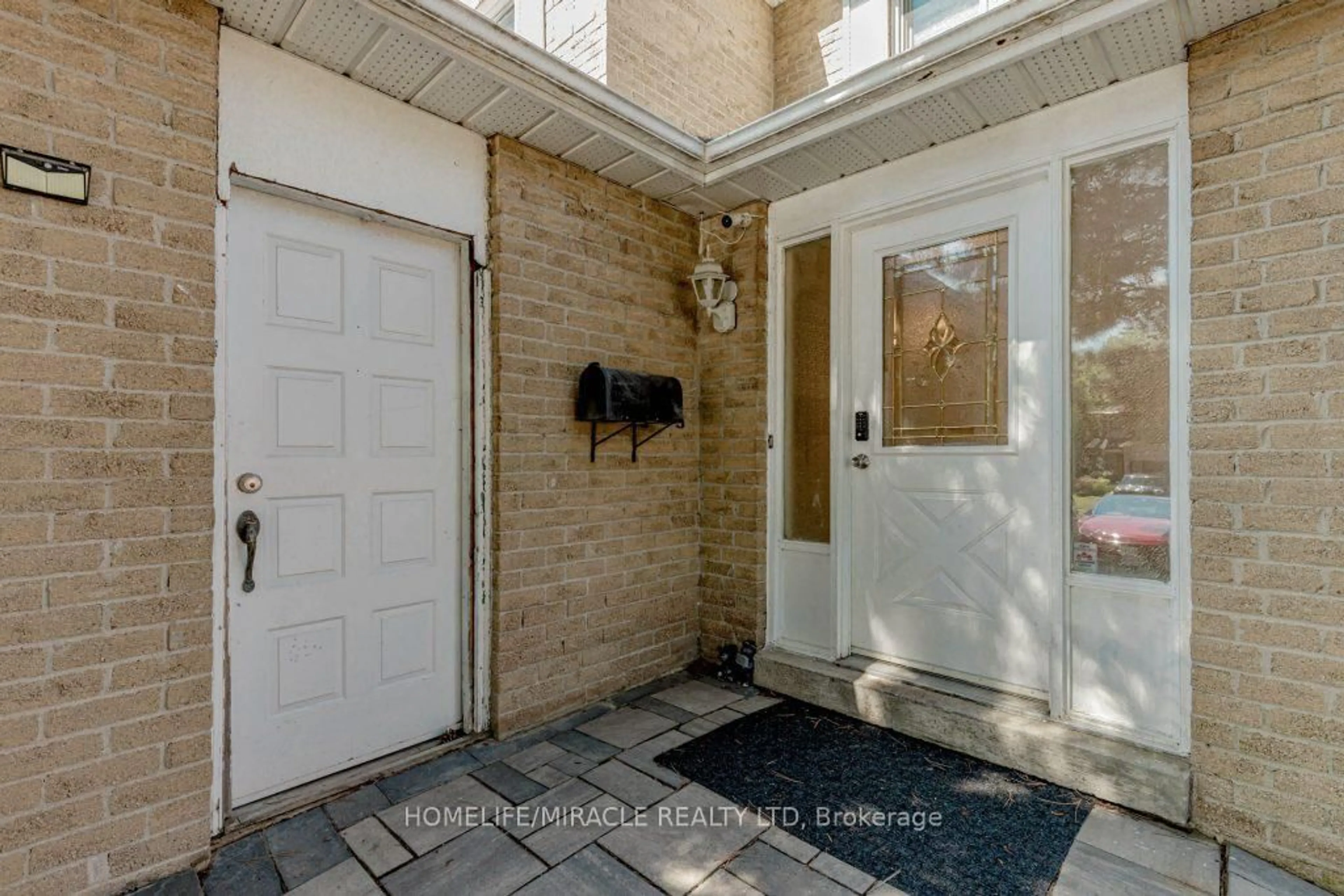 Indoor entryway for 6593 Edenwood Dr, Mississauga Ontario L5N 3E9