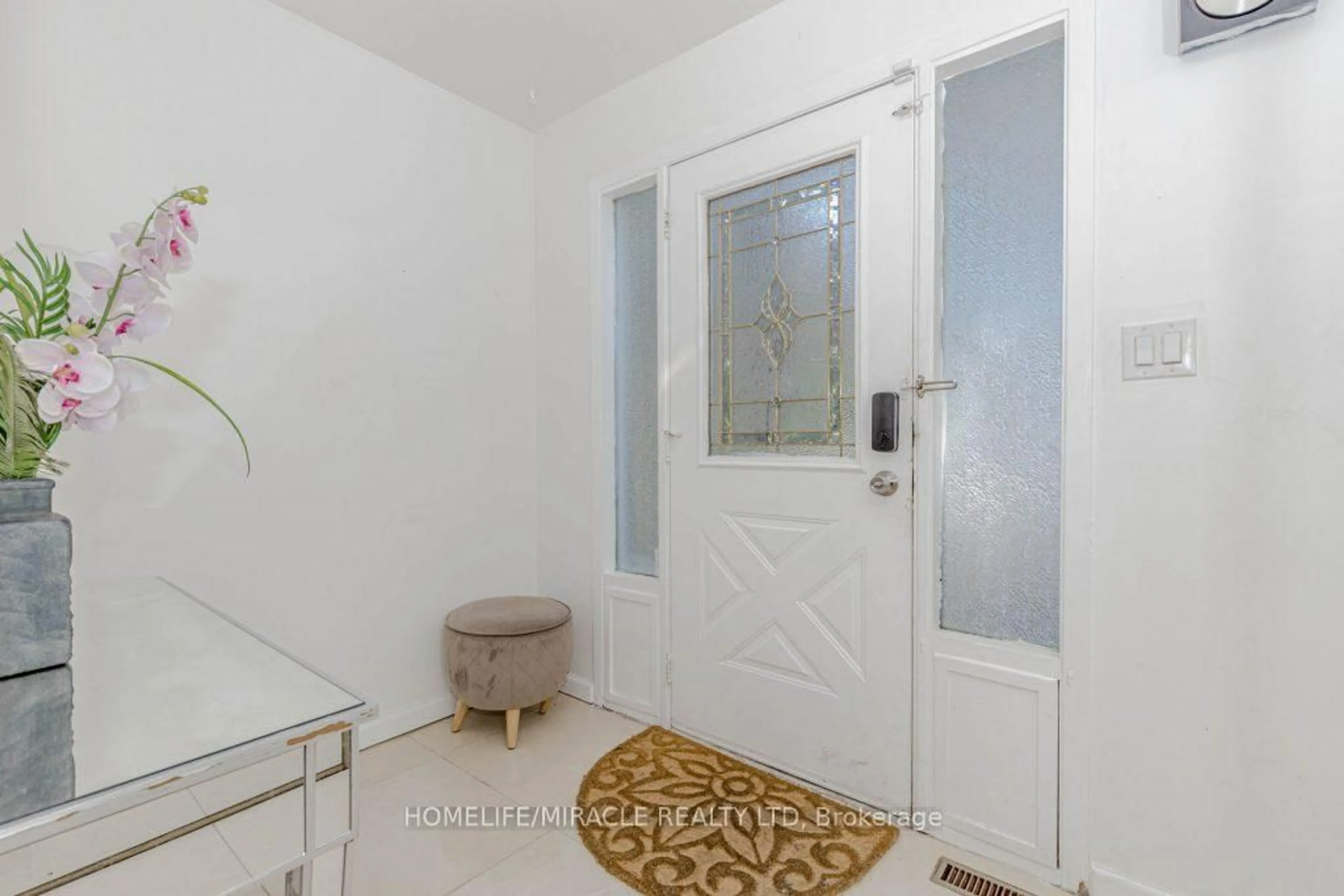 Indoor entryway for 6593 Edenwood Dr, Mississauga Ontario L5N 3E9