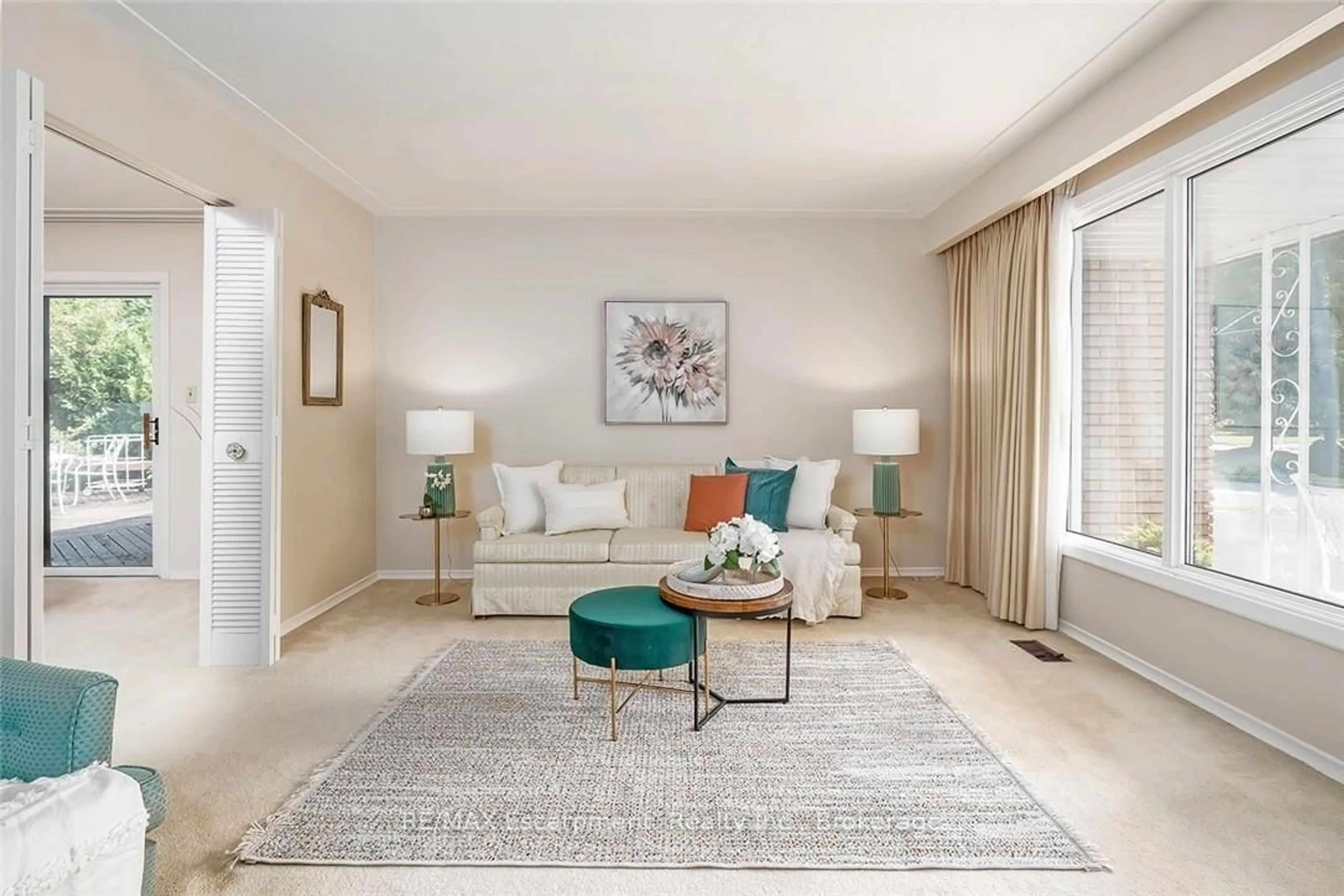 Living room with furniture, carpet floor for 231 BARRYMORE Crt, Burlington Ontario L7T 1B7