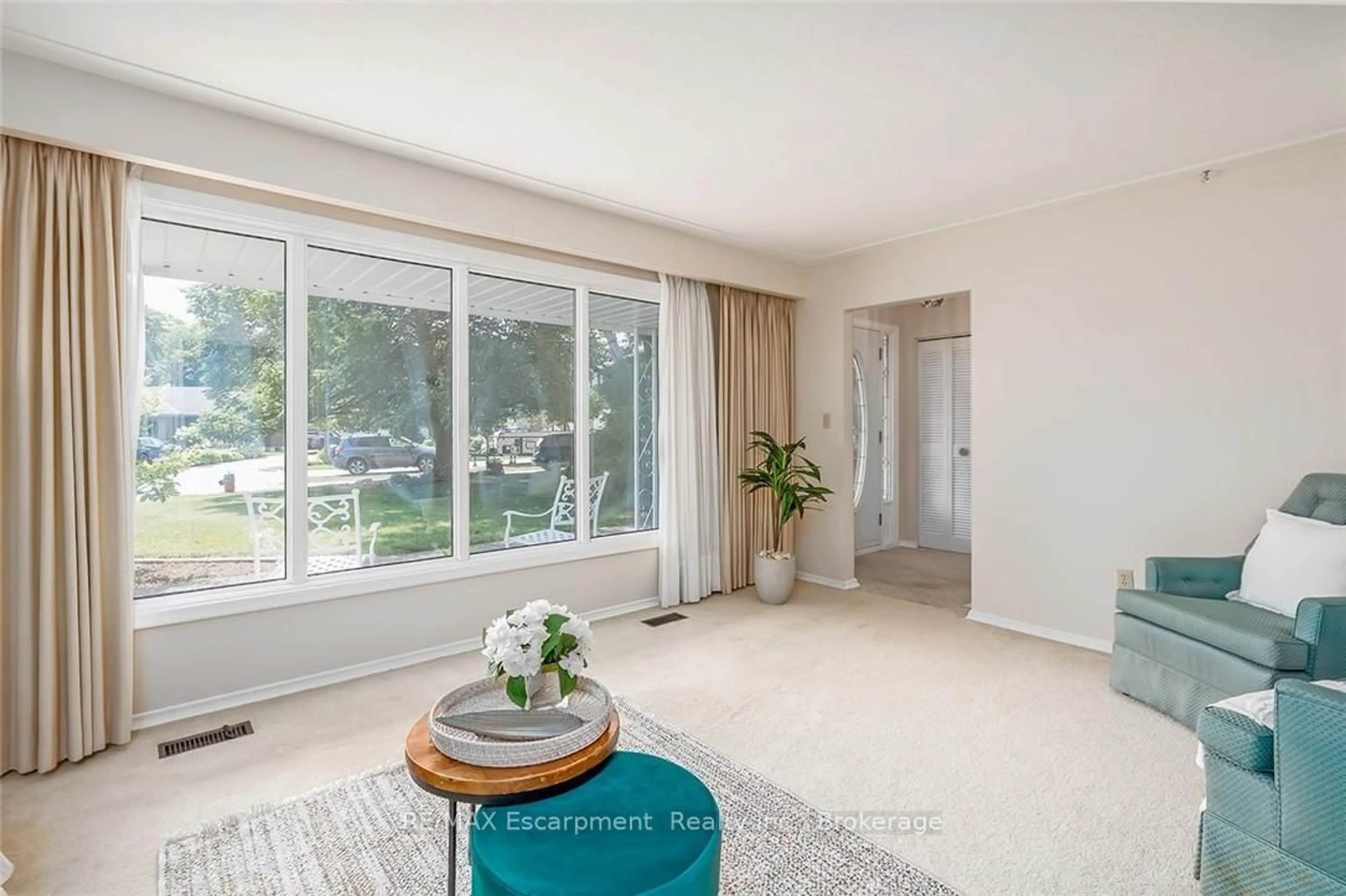 Living room with furniture, unknown for 231 BARRYMORE Crt, Burlington Ontario L7T 1B7