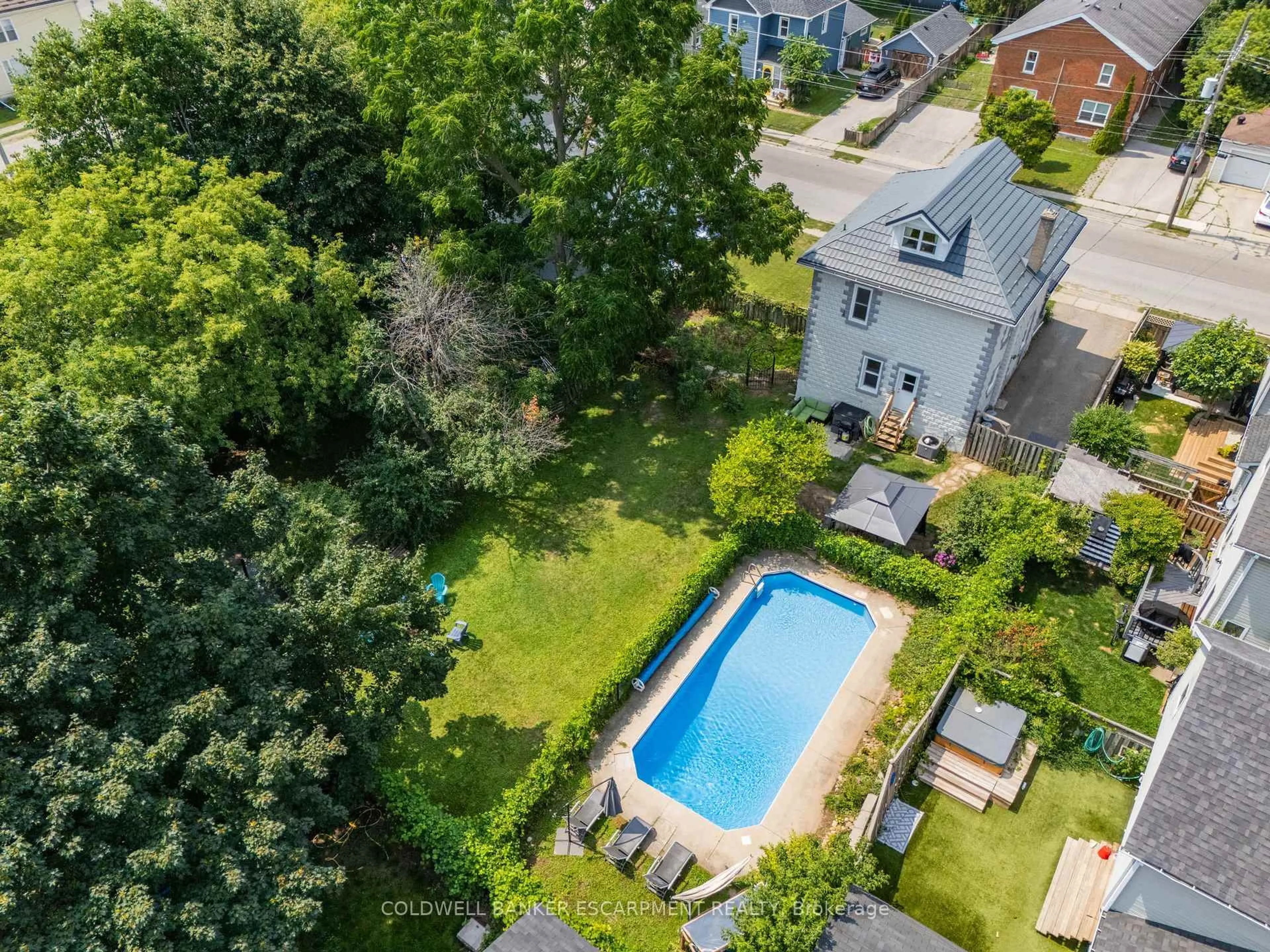 A pic from outside/outdoor area/front of a property/back of a property/a pic from drone, unknown for 44 Church St, Halton Hills Ontario L7J 1K5