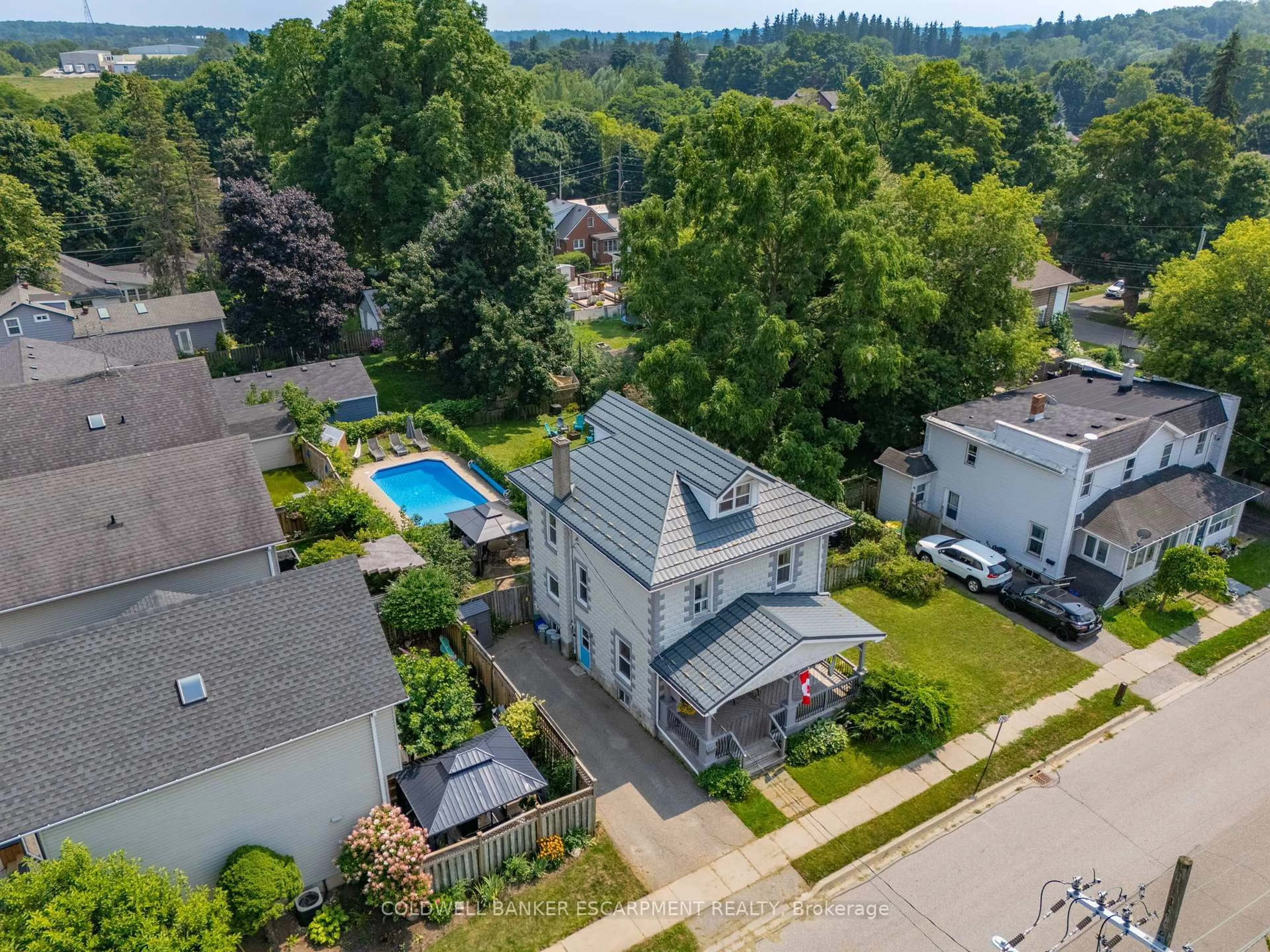 A pic from outside/outdoor area/front of a property/back of a property/a pic from drone, unknown for 44 Church St, Halton Hills Ontario L7J 1K5