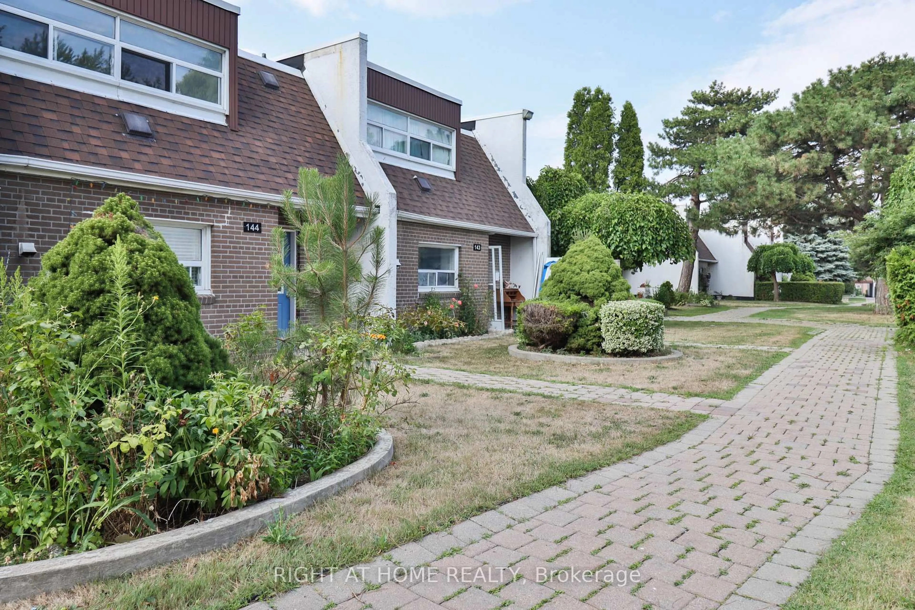 A pic from outside/outdoor area/front of a property/back of a property/a pic from drone, street for 34 Venetian Cres #144, Toronto Ontario M3N 2L8