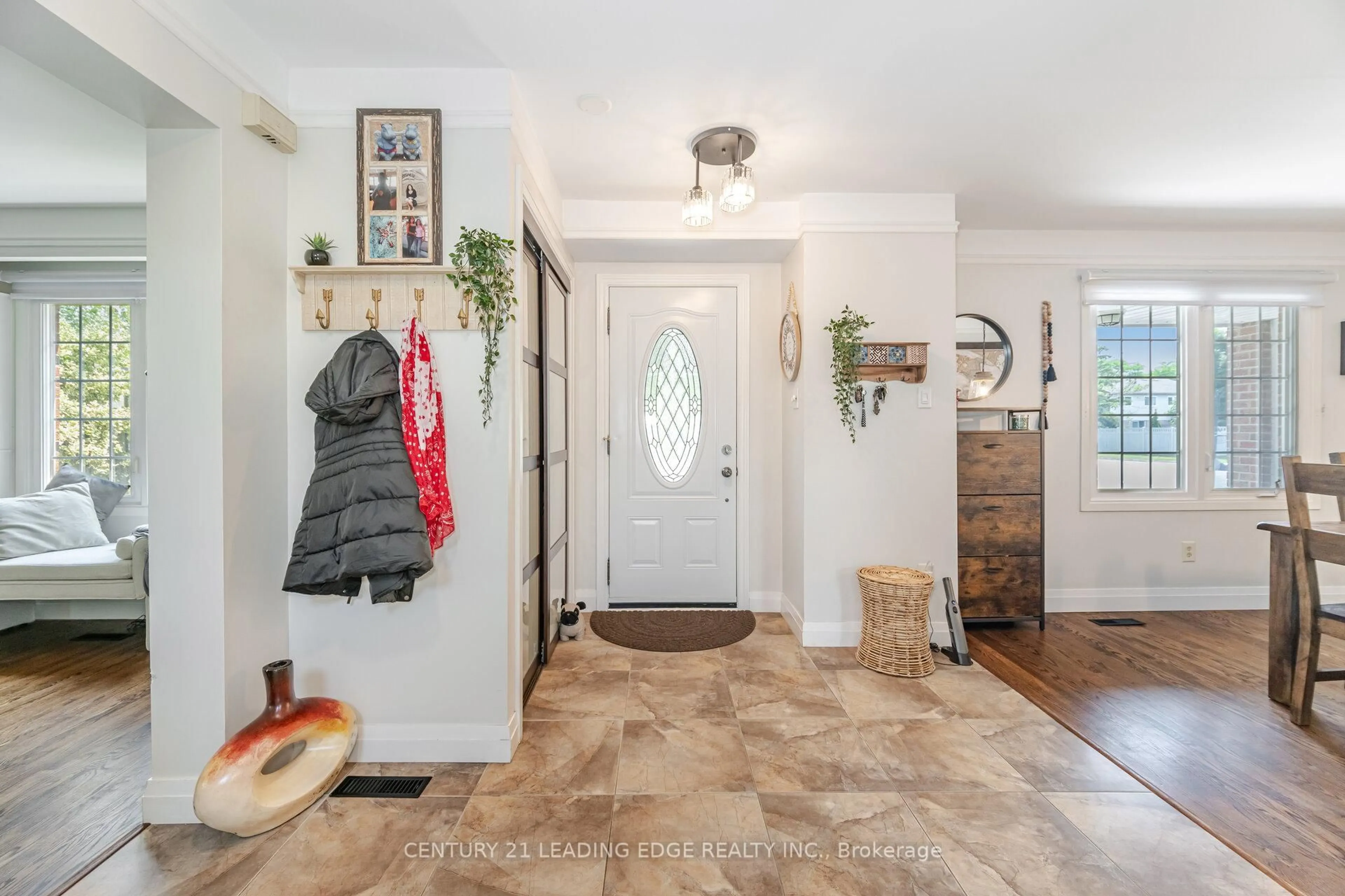 Indoor entryway for 6303 Neuchatel Rd, Mississauga Ontario L5N 2J7