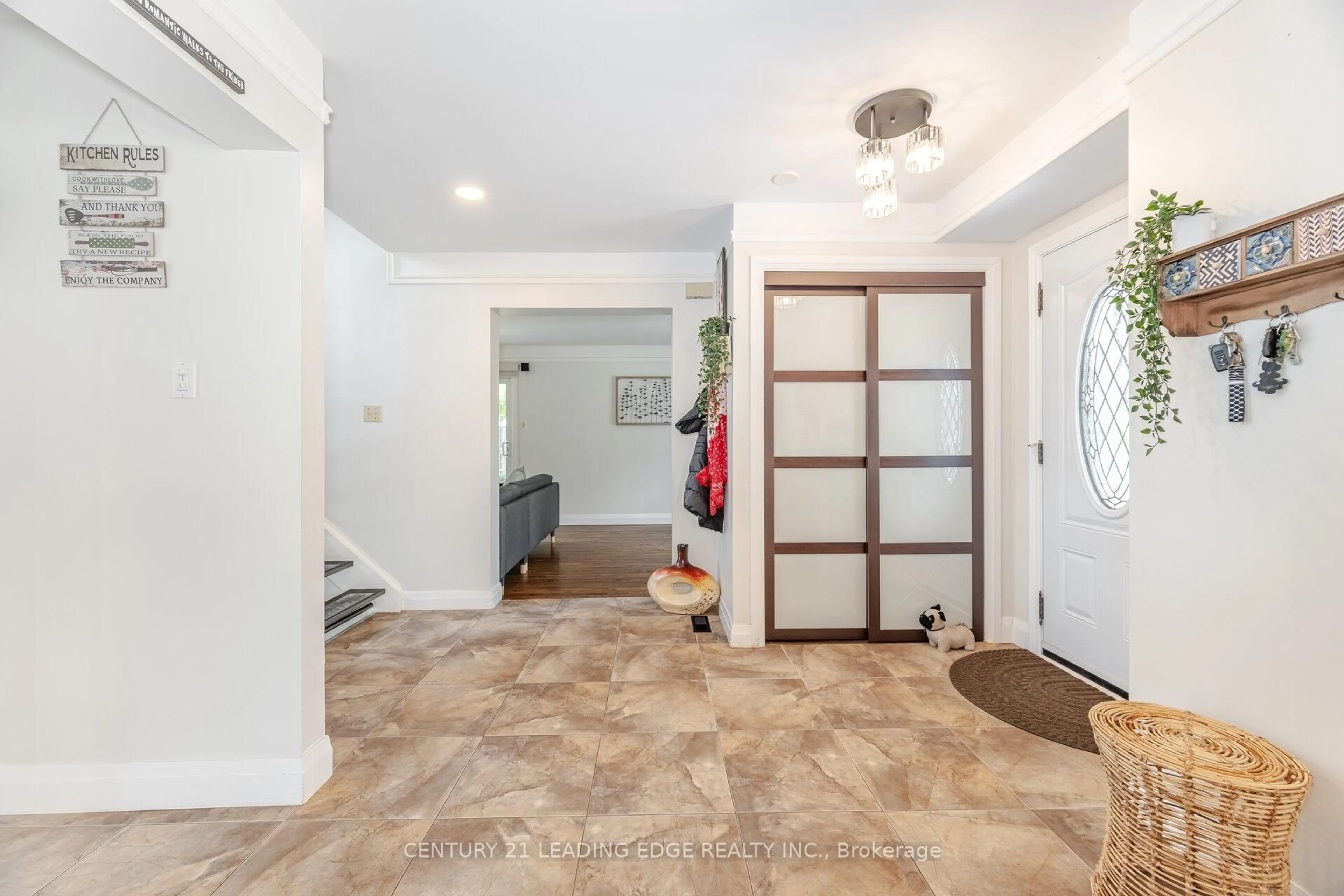 Indoor entryway for 6303 Neuchatel Rd, Mississauga Ontario L5N 2J7