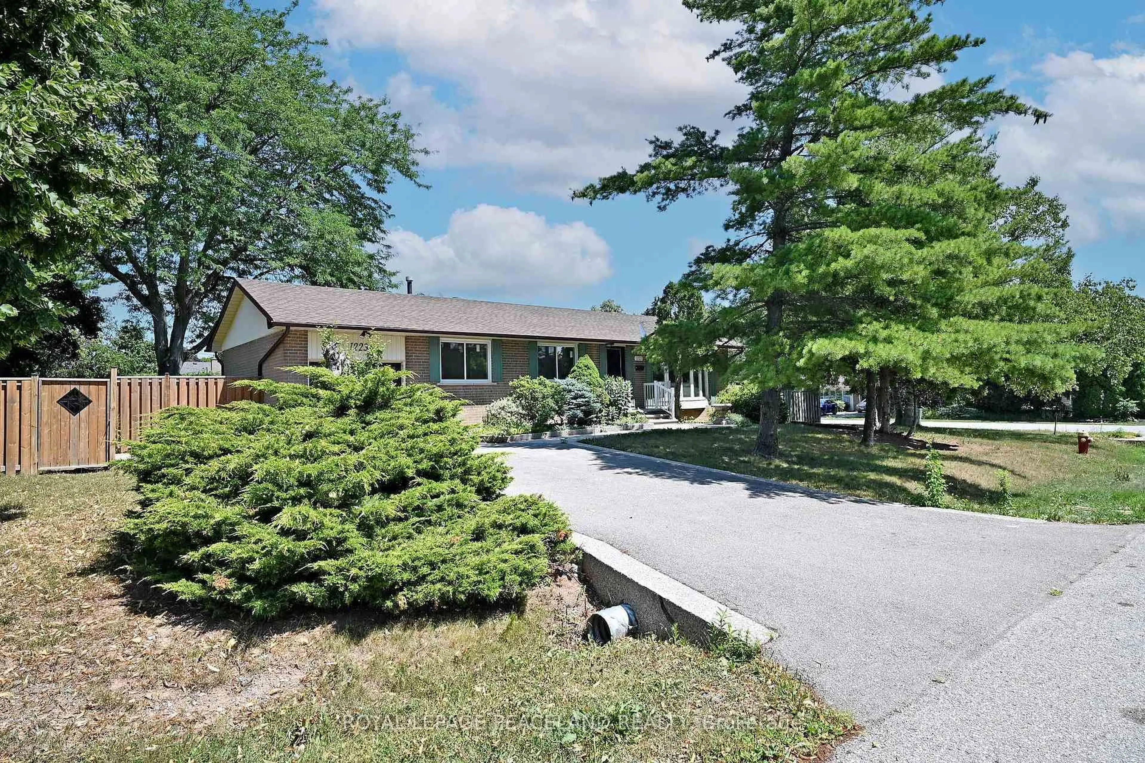 A pic from outside/outdoor area/front of a property/back of a property/a pic from drone, unknown for 1223 Redbank Cres, Oakville Ontario L6H 1Y4